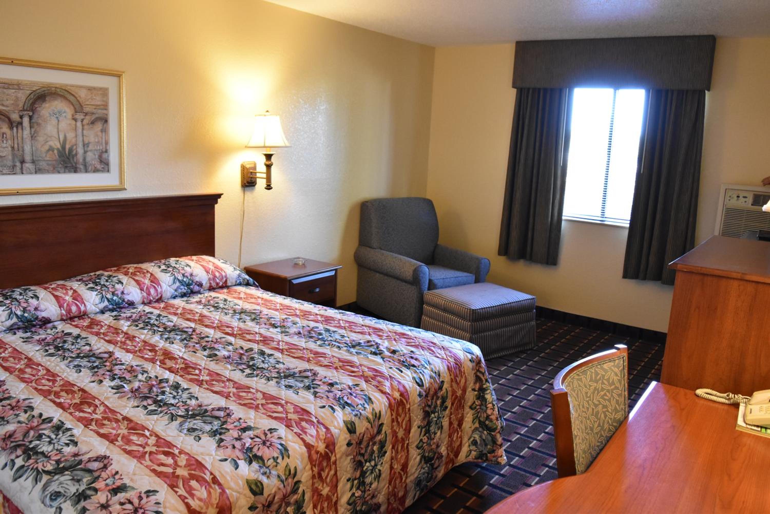 Deluxe King Room - Non-Smoking - Photo 1