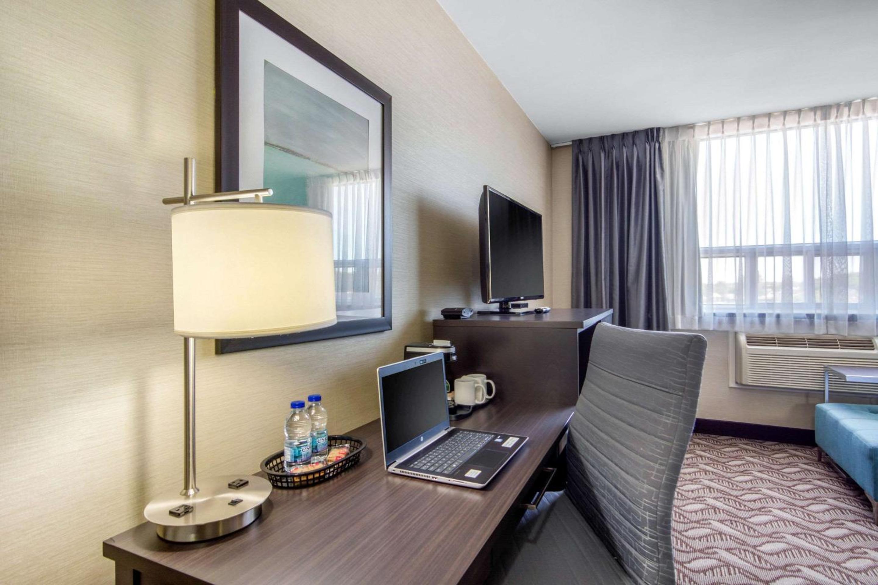 Superior Business Queen Room with Two Queen Beds - Non Smoking photo 2