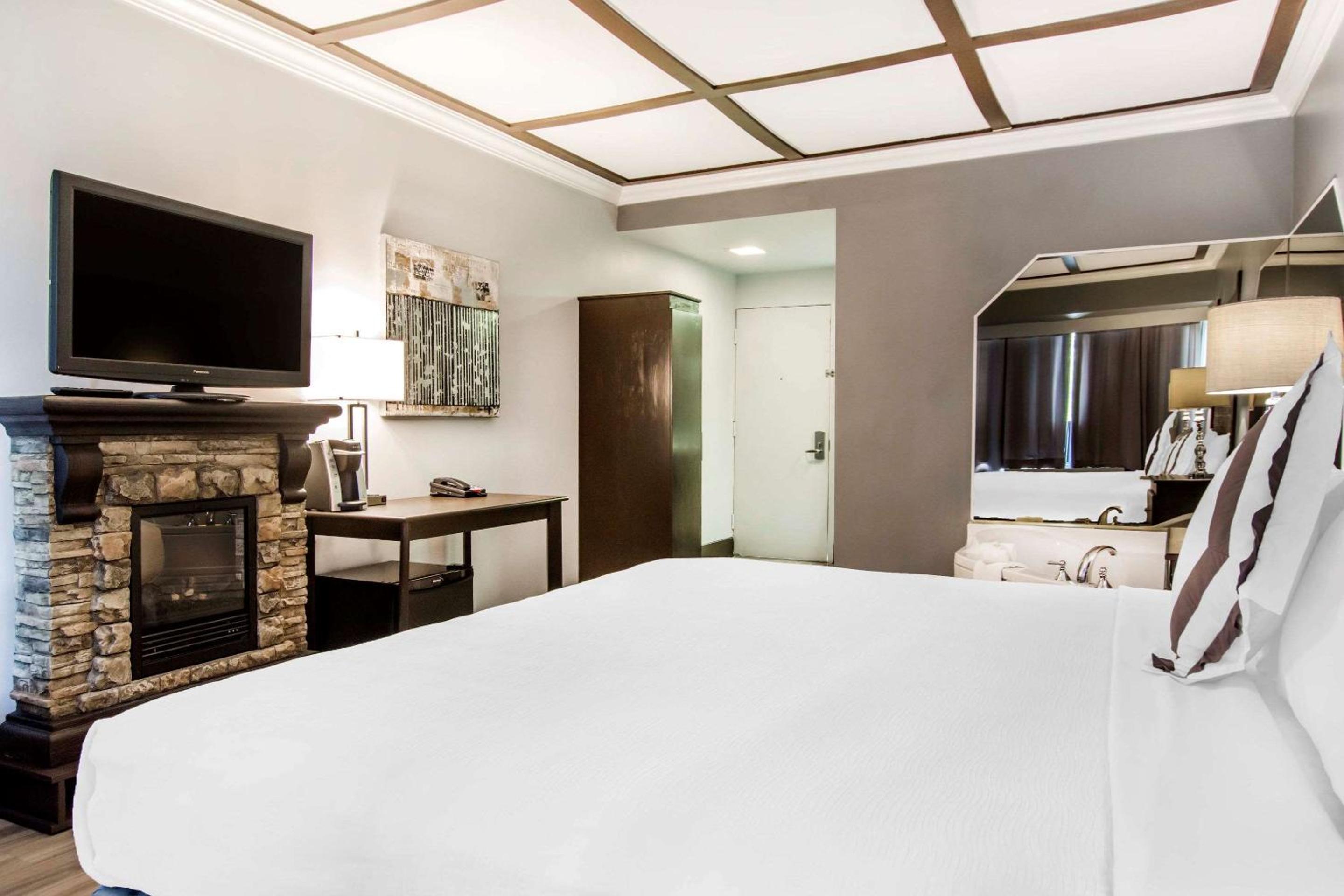 Deluxe King Suite - Non-Smoking - Photo 2