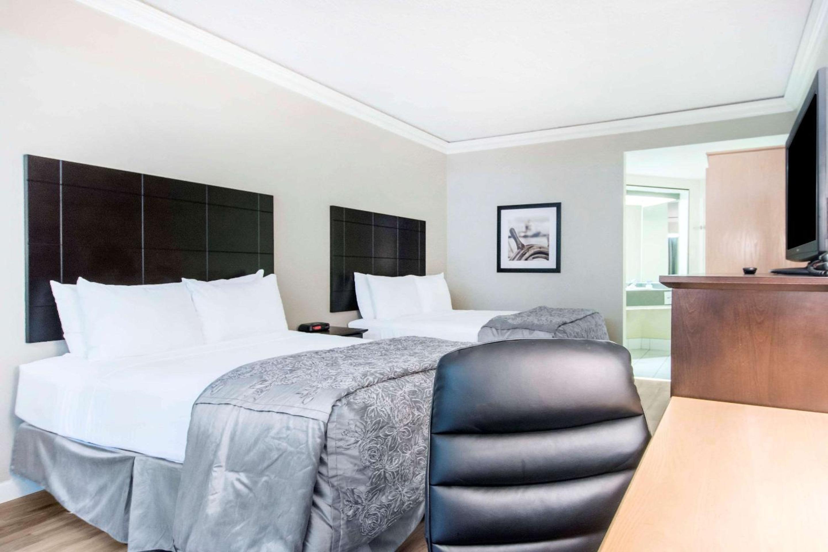 Queen Room with Two Queen Beds - Non-Smoking - Photo 2