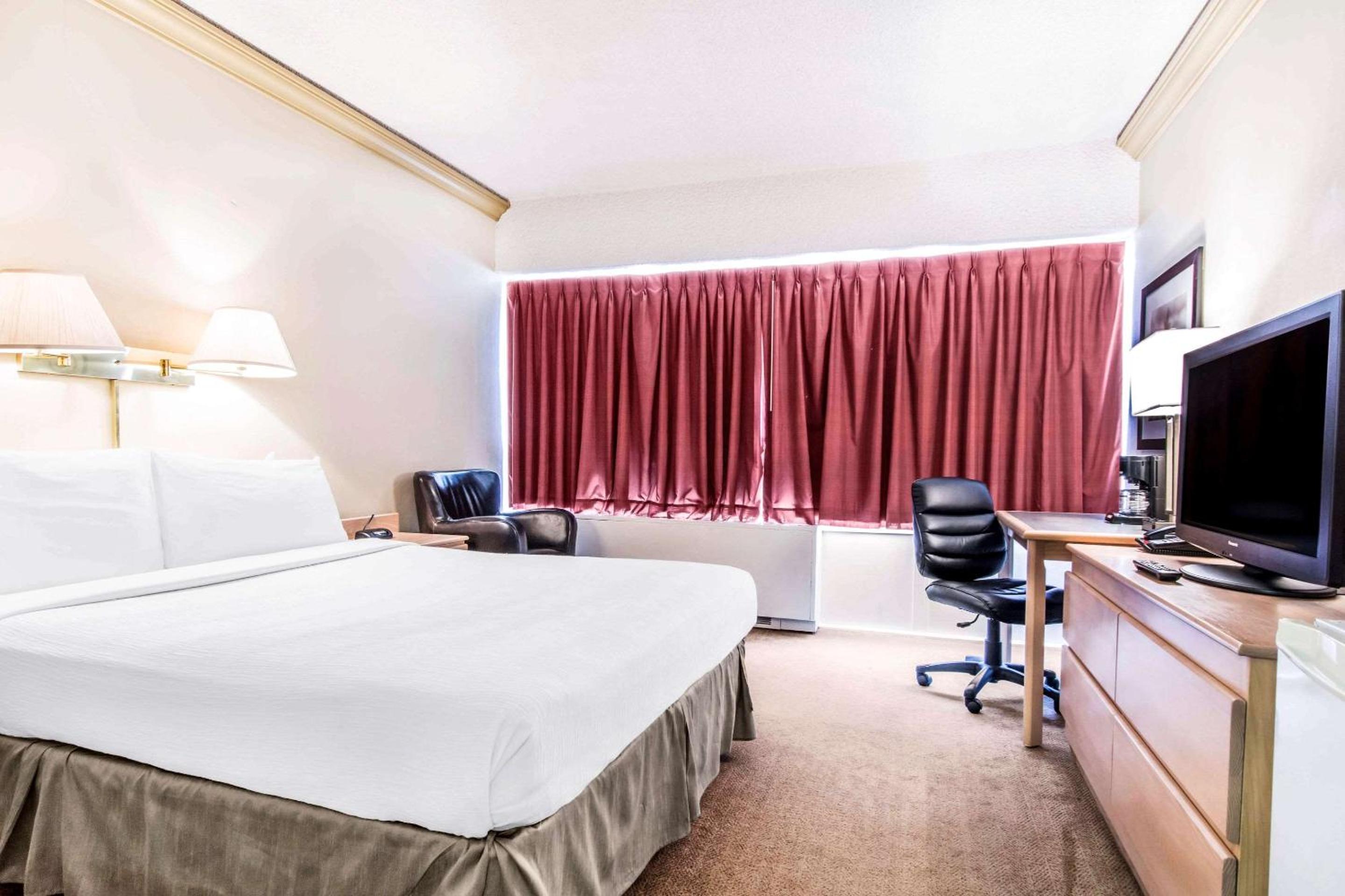 King Room - Non-Smoking - Photo 2