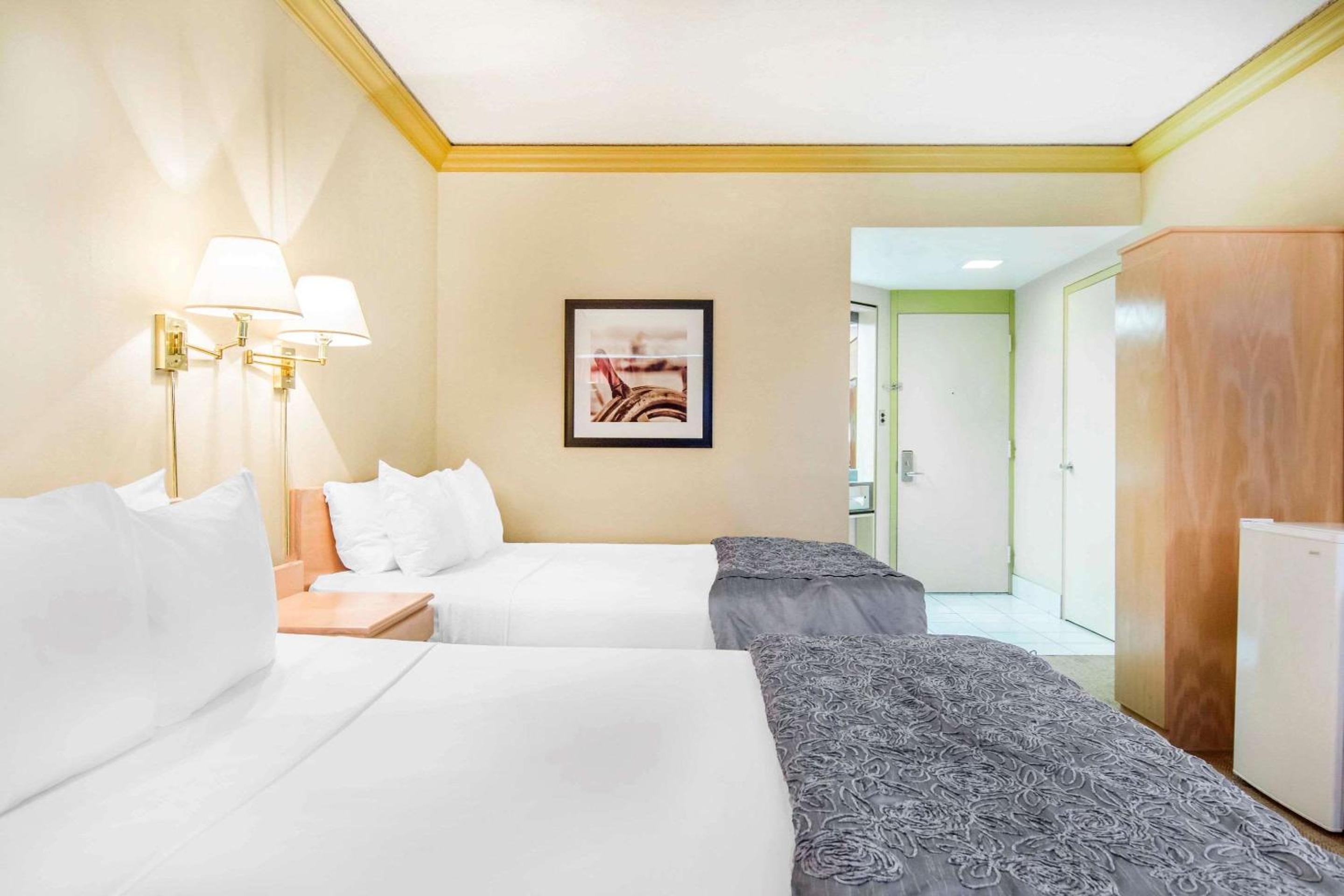 Queen Room with Two Queen Beds - Non-Smoking - Photo 4