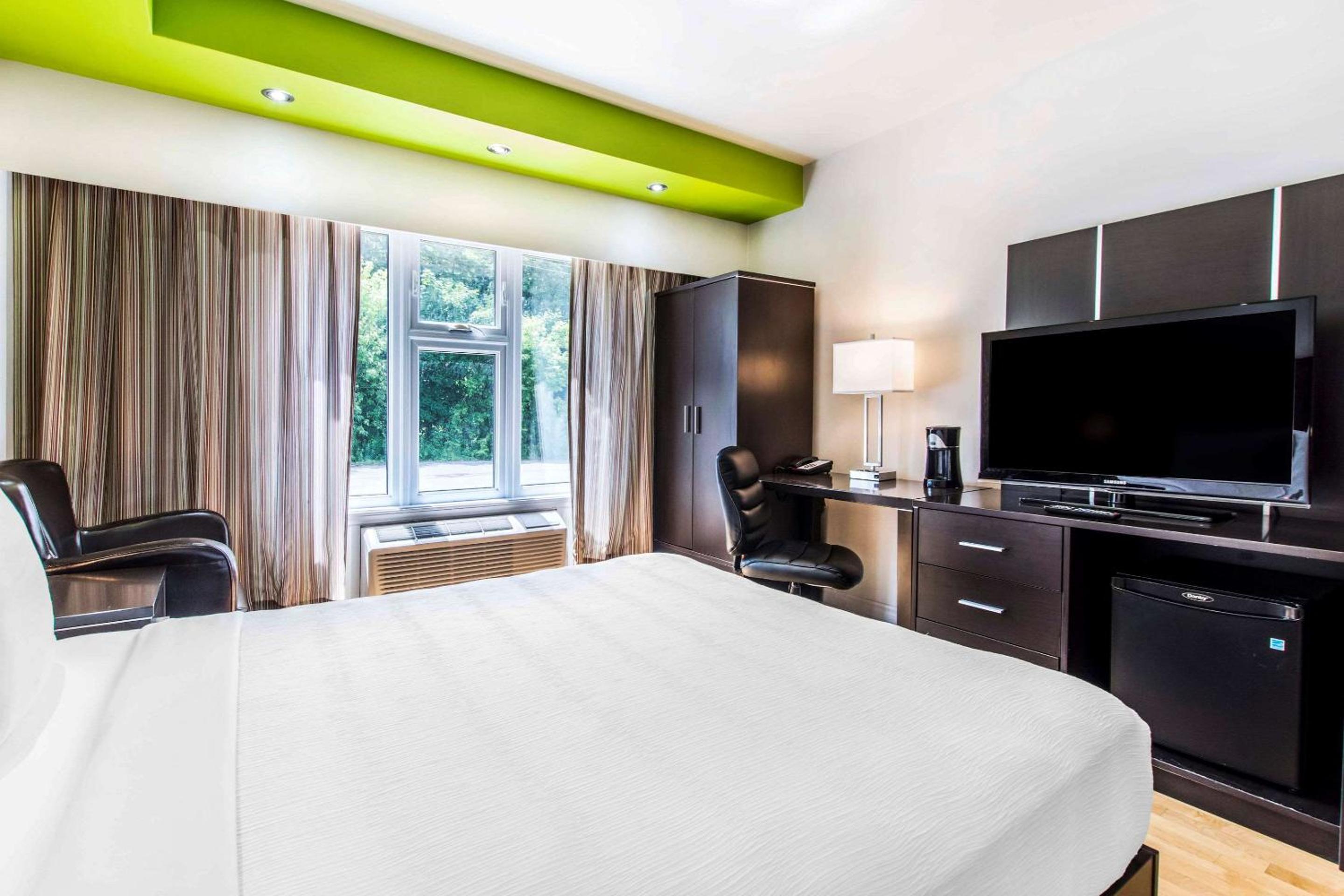 Deluxe Queen Room - Non-Smoking - Photo 2