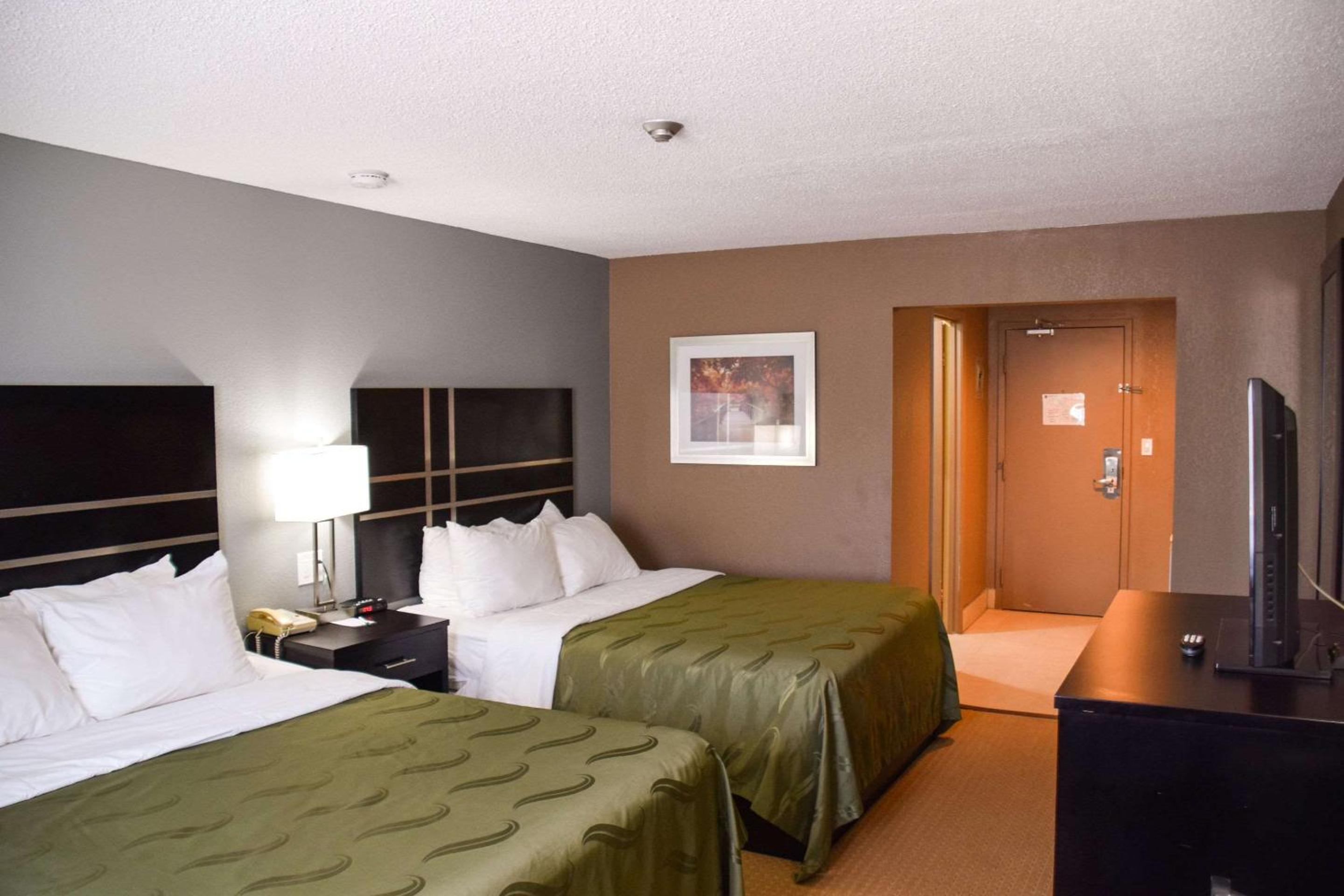 Queen Room with Two Queen Beds - Non-Smoking photo 2