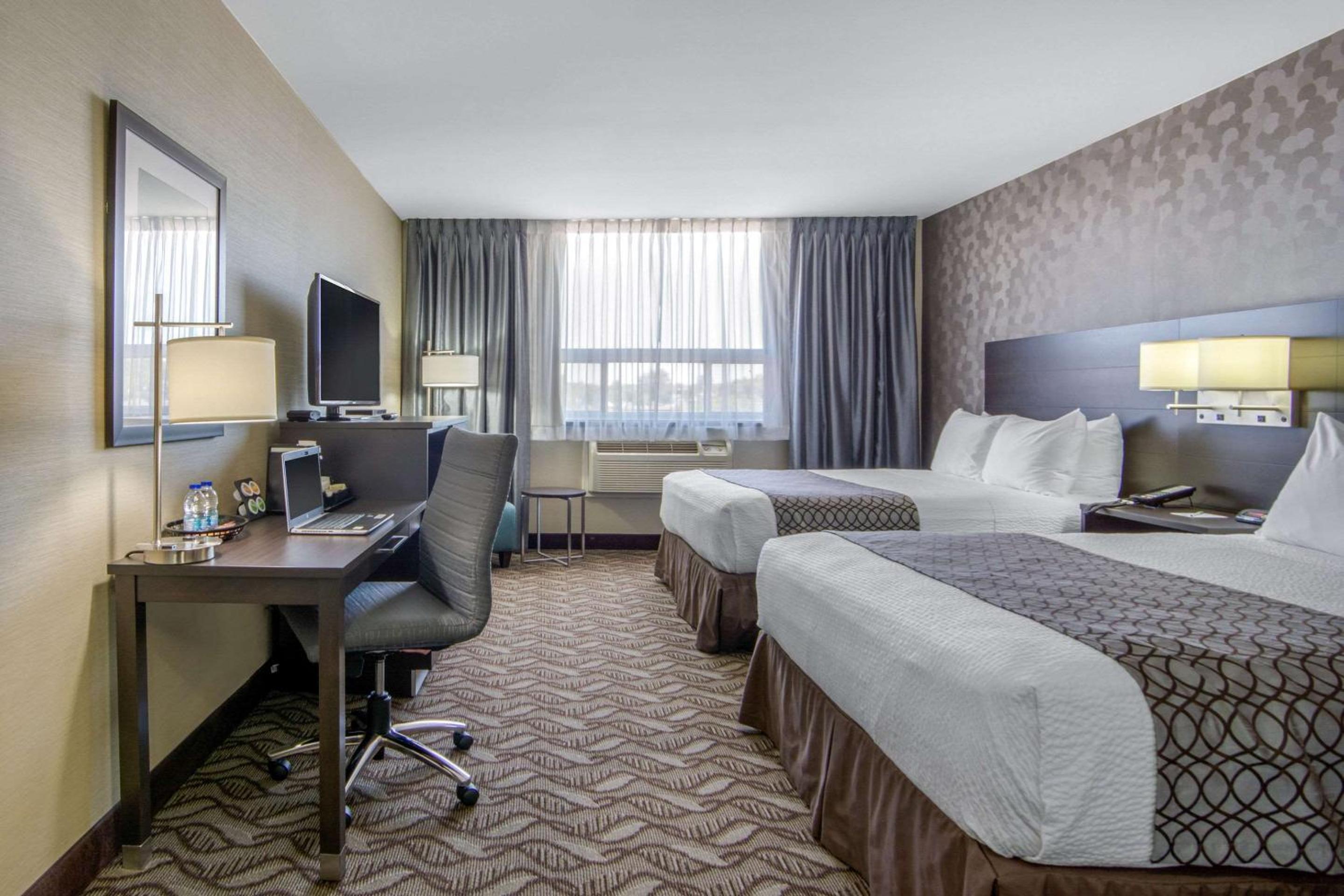 Superior Business Queen Room with Two Queen Beds - Non Smoking photo 3