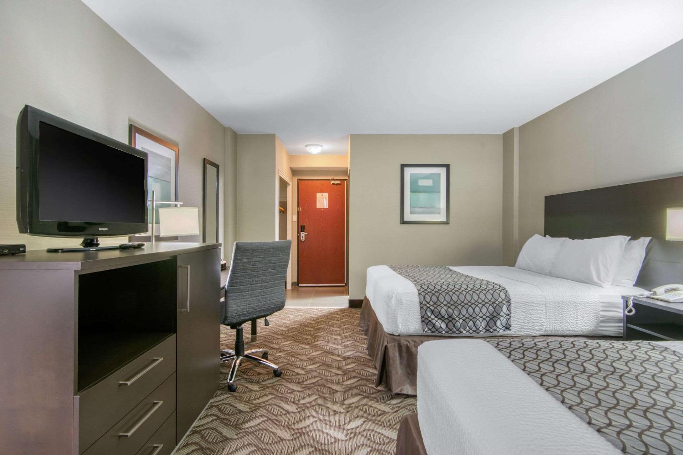 Queen Room with Two Queen Beds - Non-Smoking photo 3