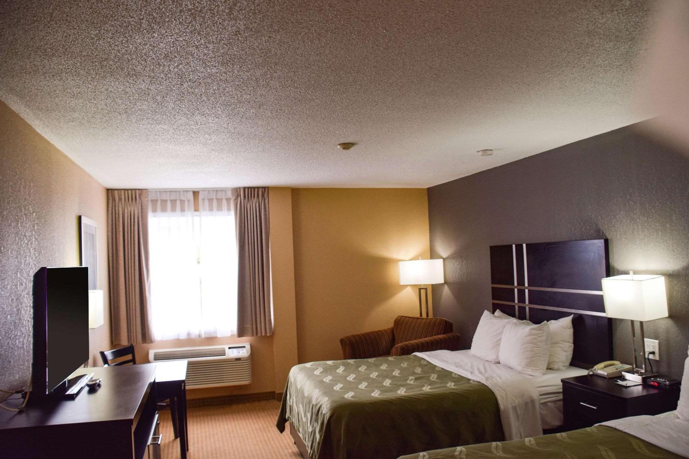 Queen Room with Two Queen Beds - Non-Smoking photo 3