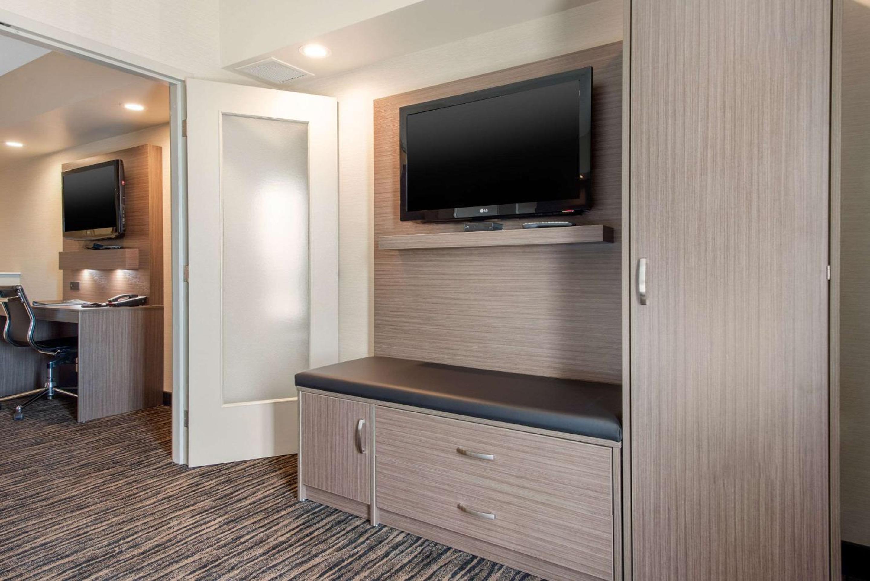 King Suite - Non-Smoking - Photo 4