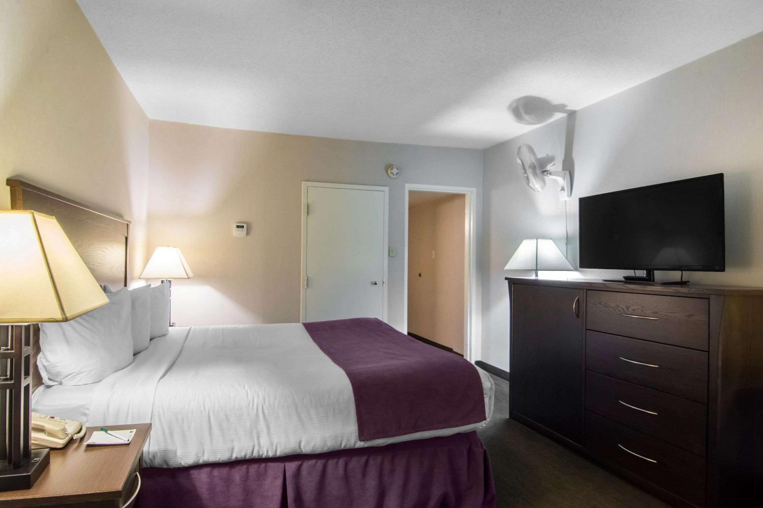 Queen Room - Non-Smoking - Photo 1