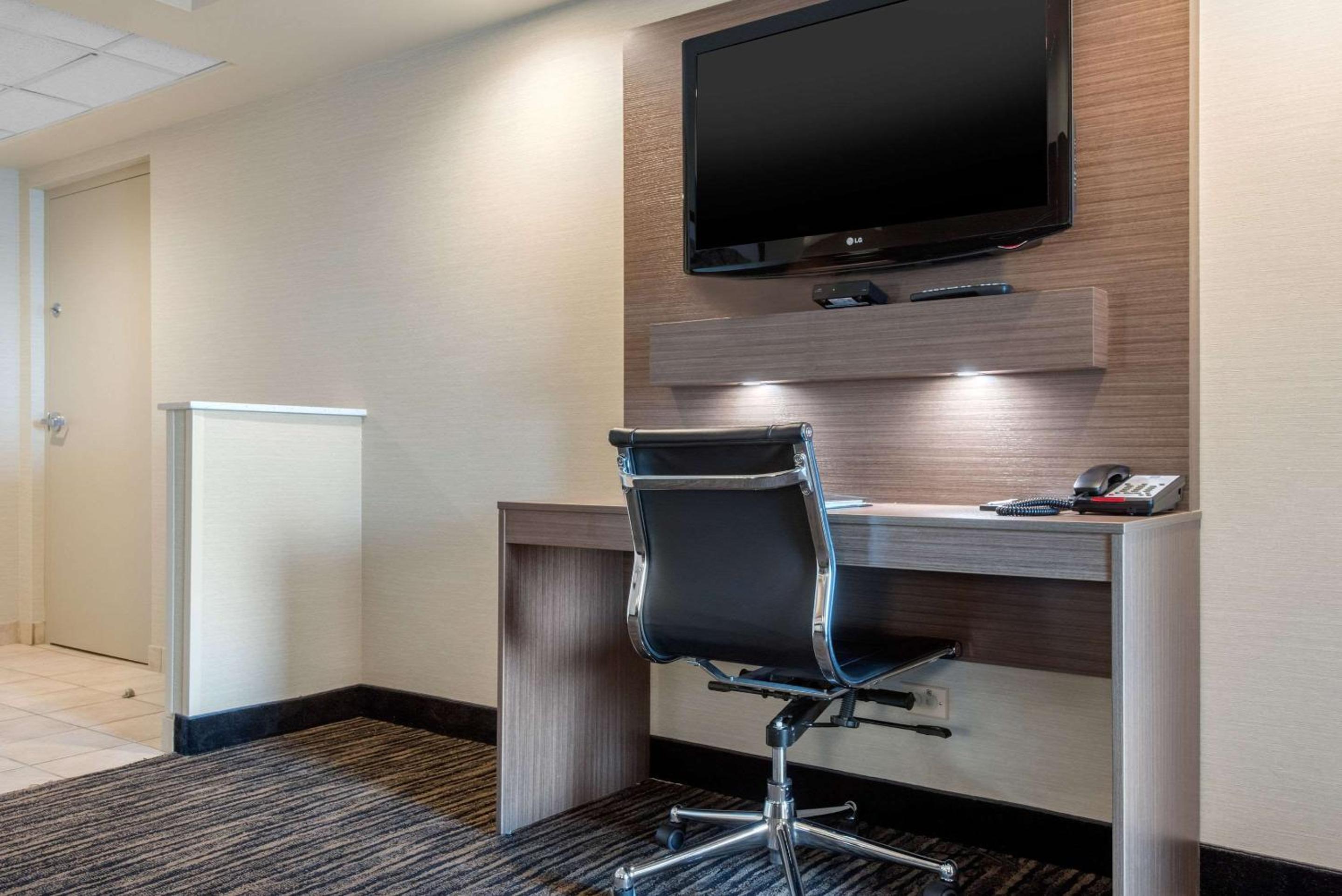 King Suite - Non-Smoking - Photo 5