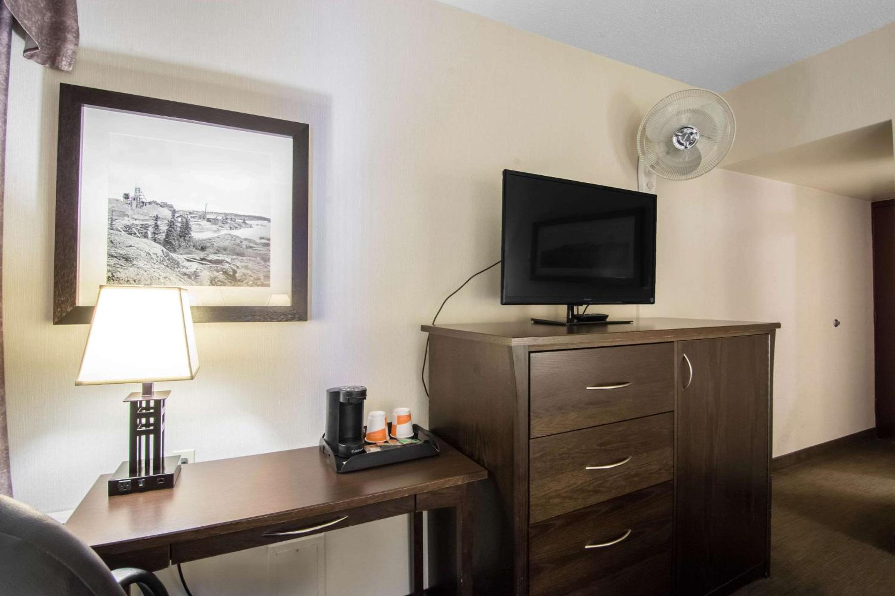 Queen Room - Non-Smoking - Photo 3