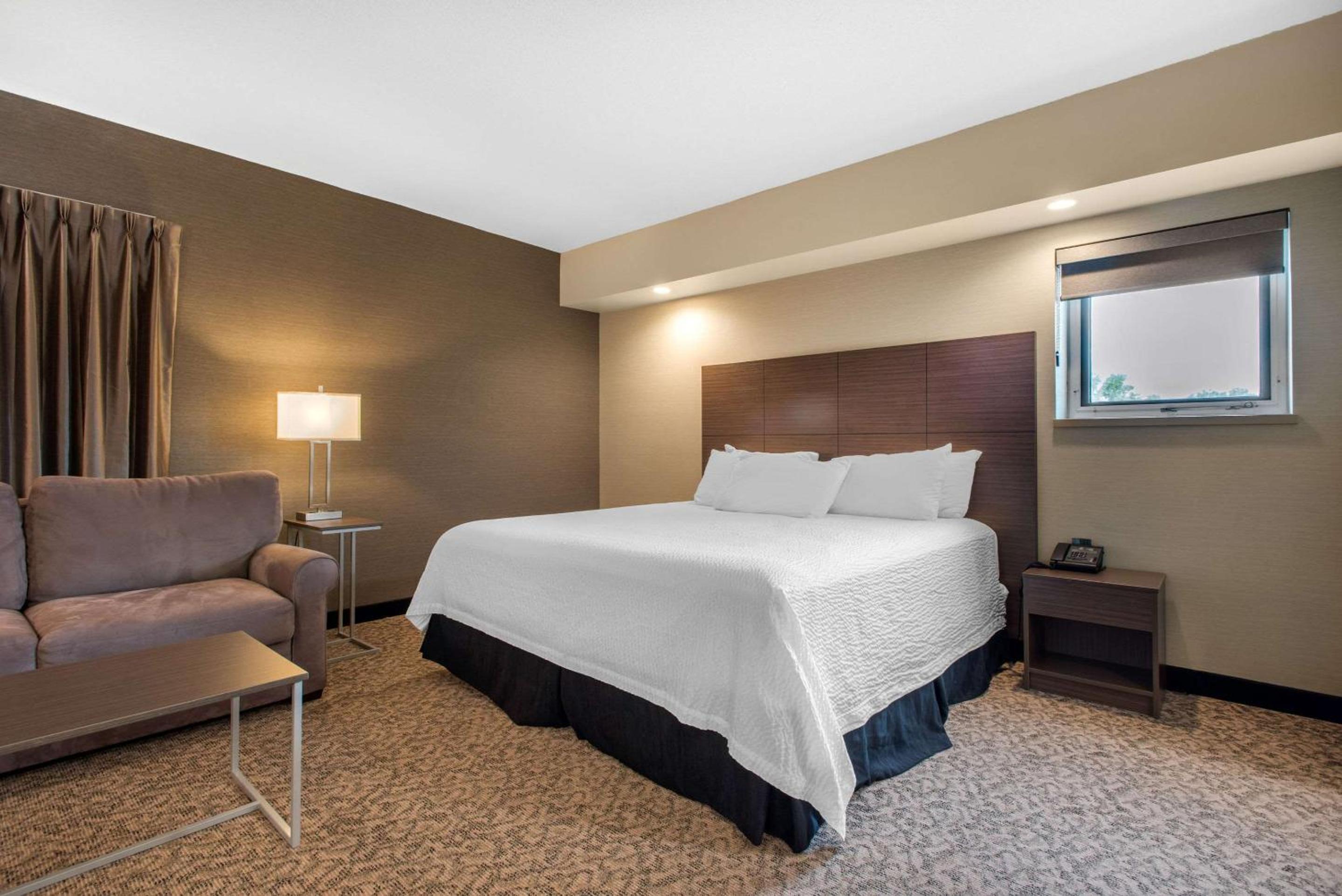 King Suite - Non-Smoking - Photo 2