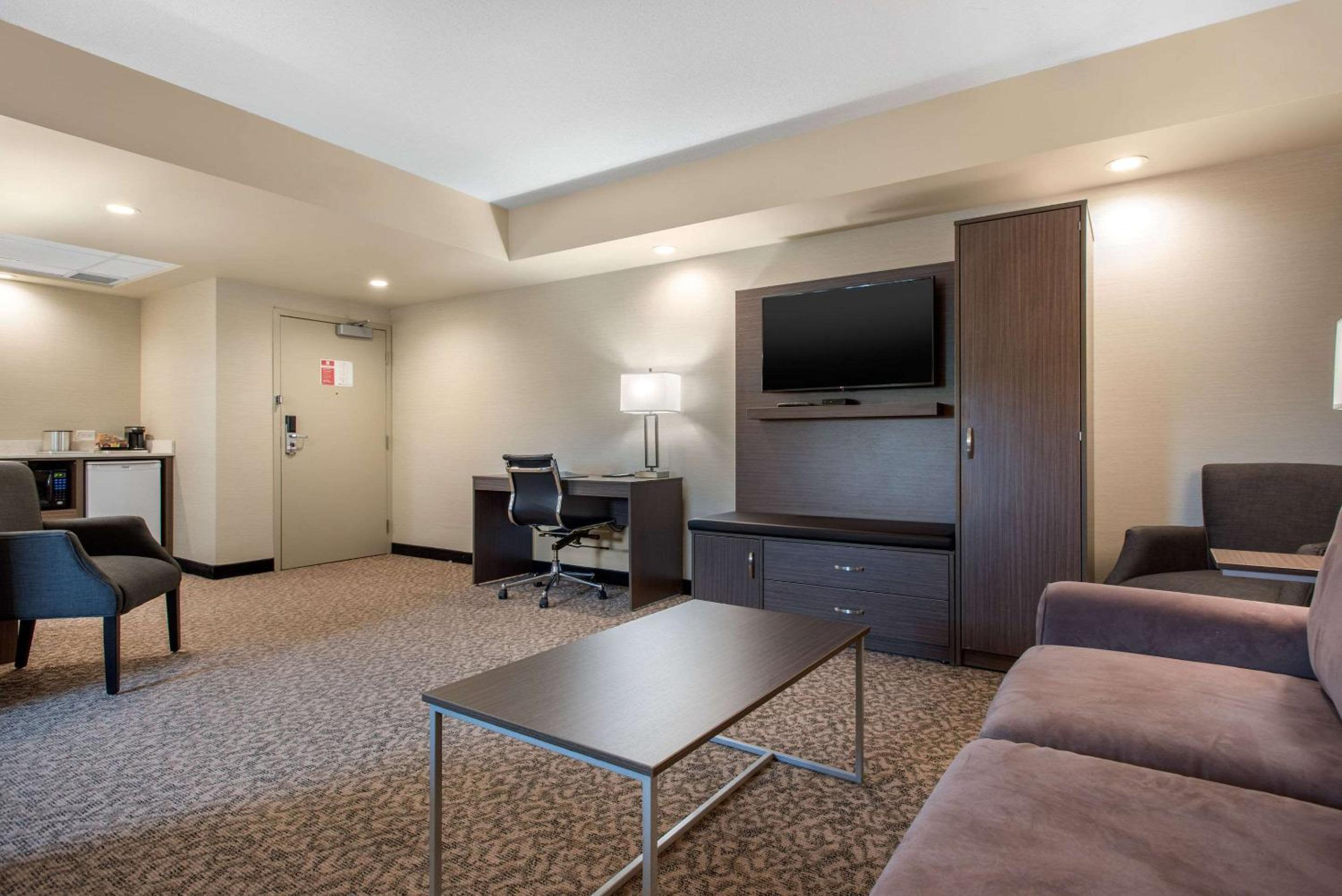 King Suite with Sofa Bed - Non-Smoking - Photo 2