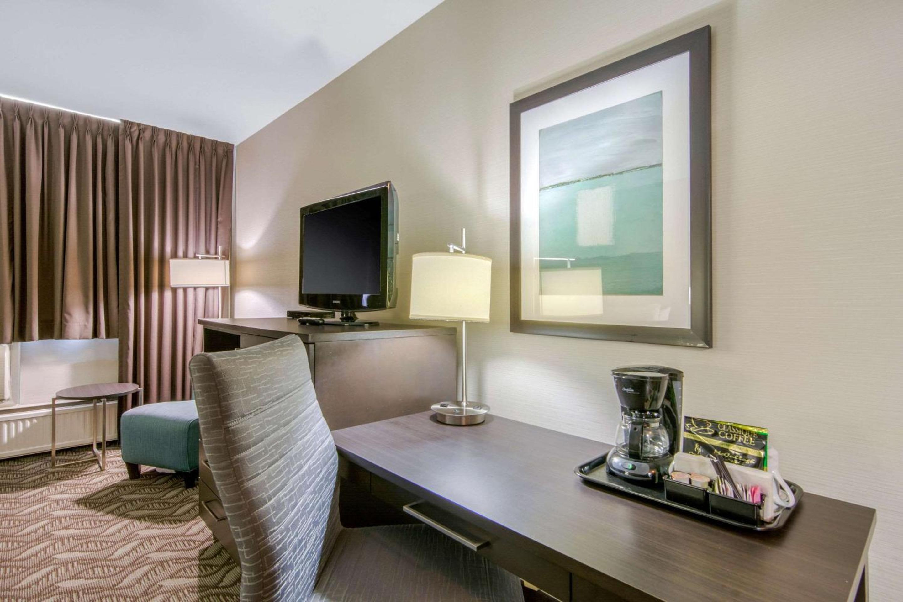 Queen Room with Two Queen Beds - Non-Smoking photo 2