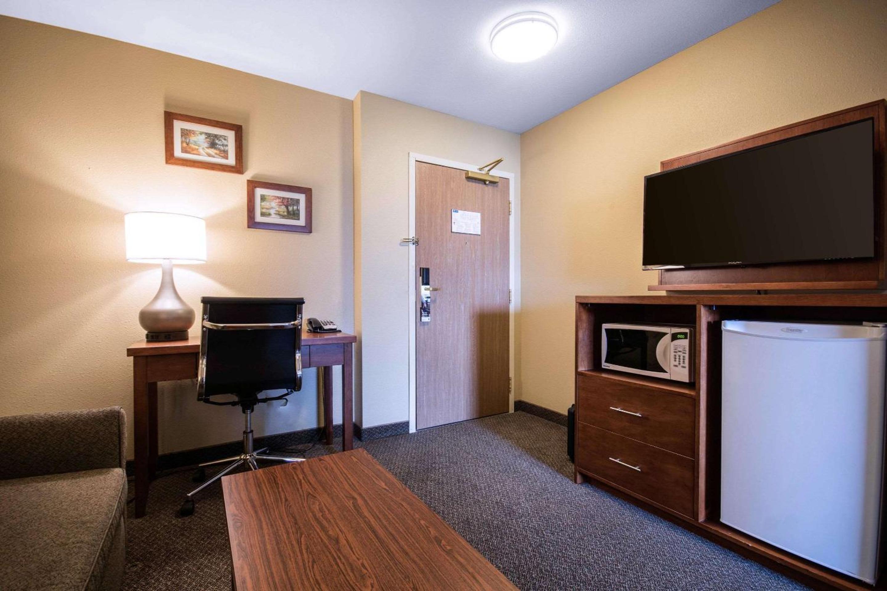 King Suite - Non-Smoking - Photo 4
