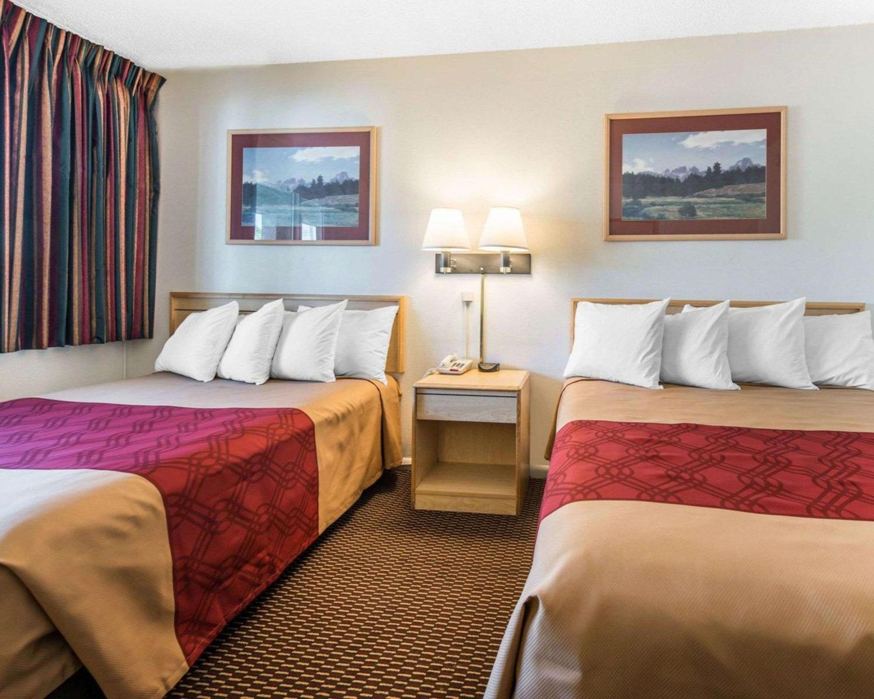 Queen Room with One Queen Bed and One Double Bed - Smoking