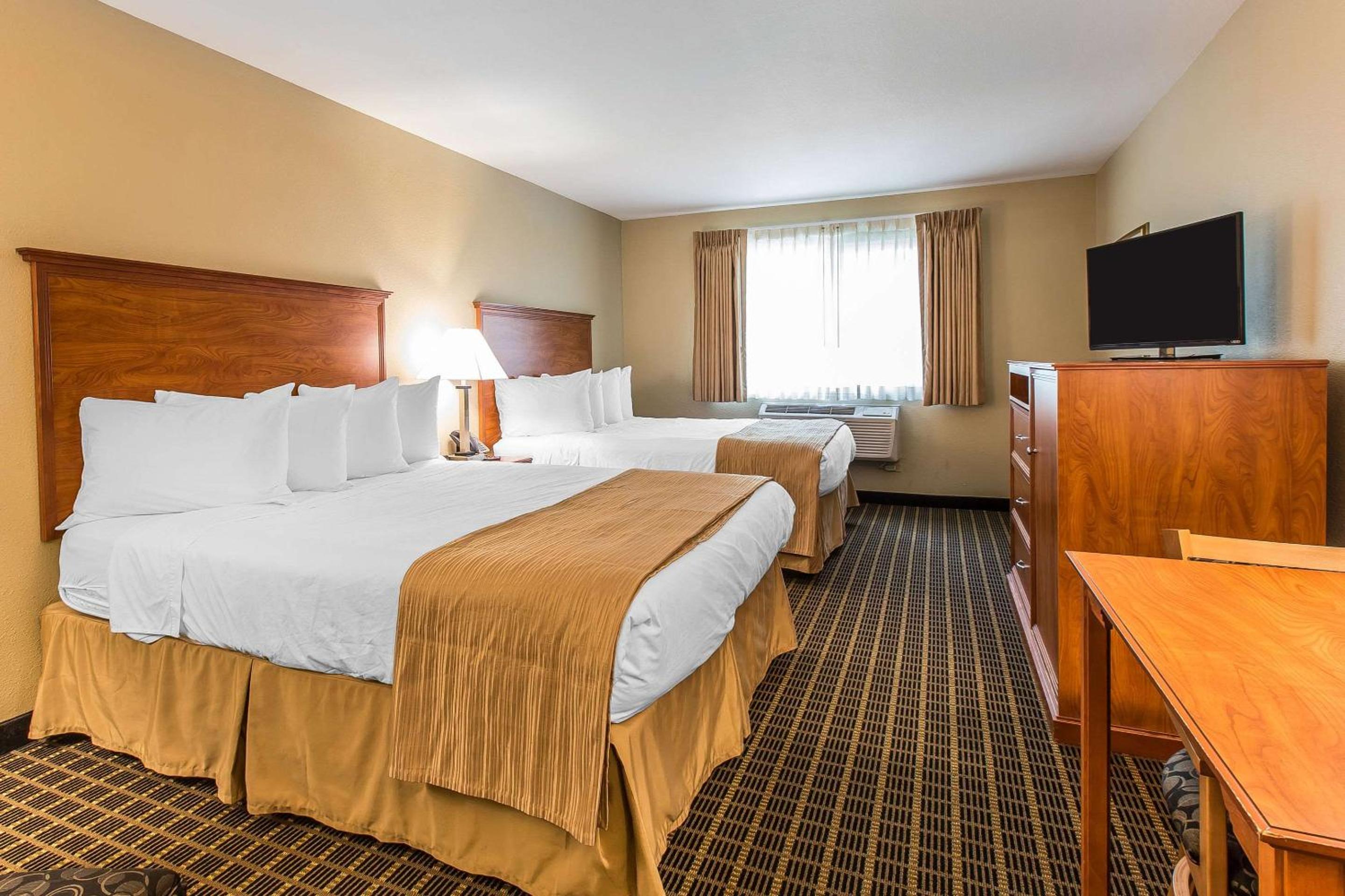 Deluxe Queen Room with Two Queen Beds - Non-Smoking - Photo 2