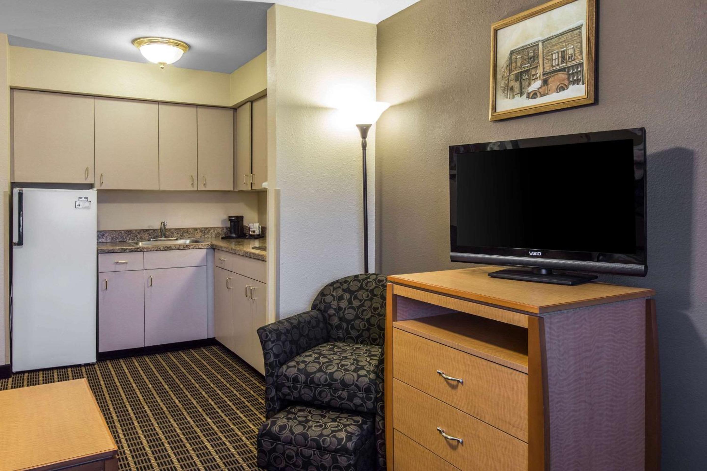 Family Suite - Non Smoking - Photo 4