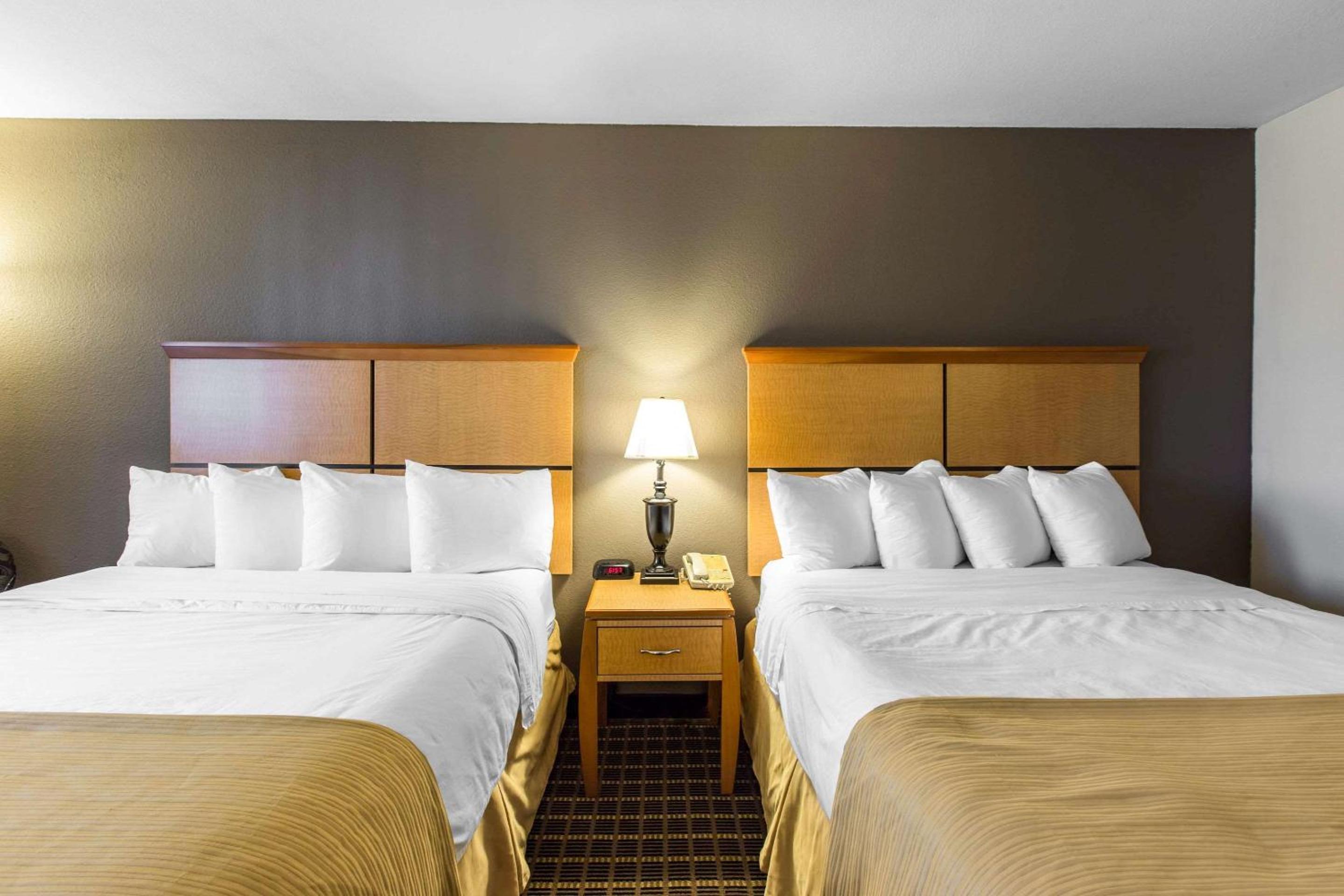 Queen Room with Two Queen Beds - Non-Smoking - Photo 2