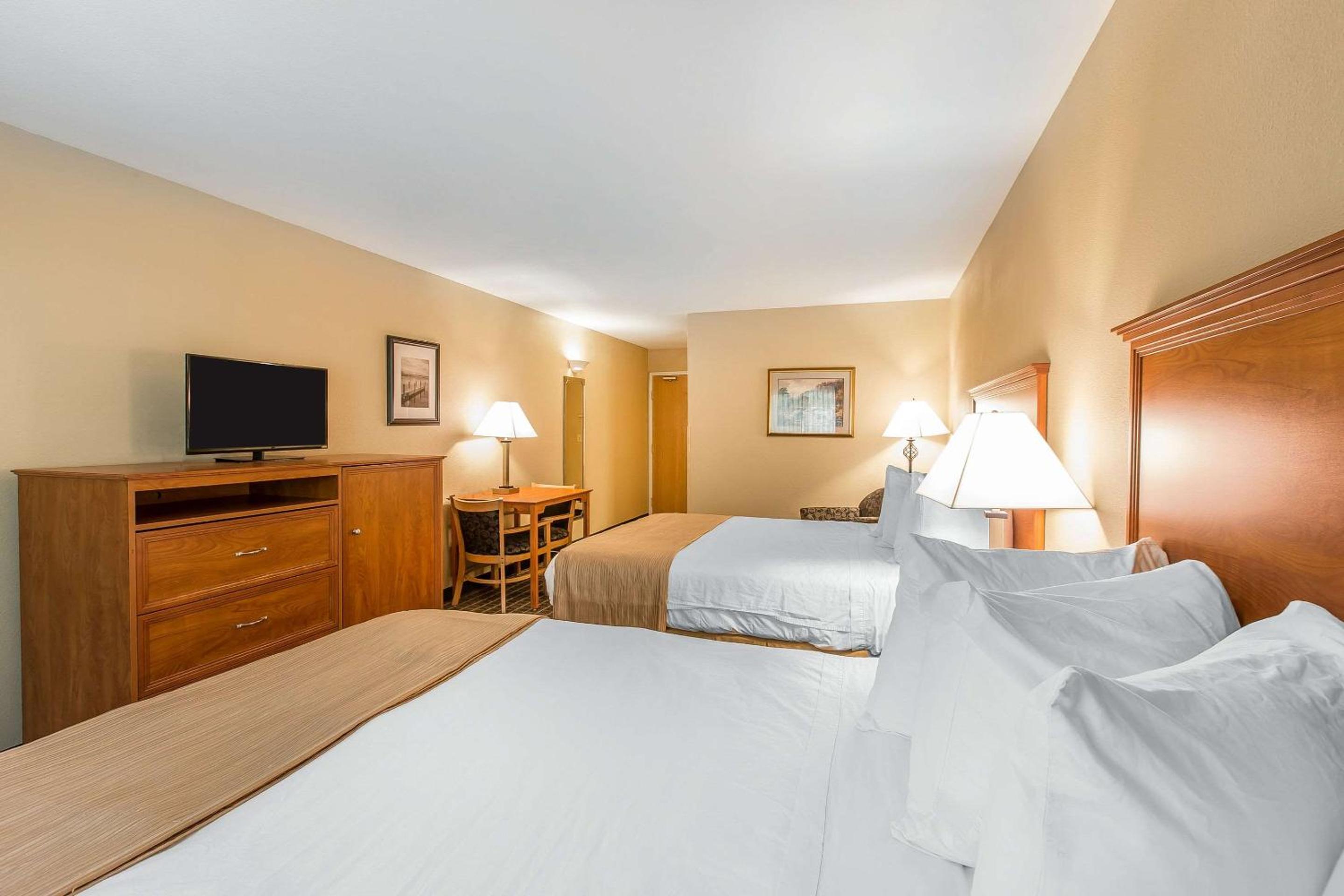 Deluxe Queen Room with Two Queen Beds - Non-Smoking - Photo 1