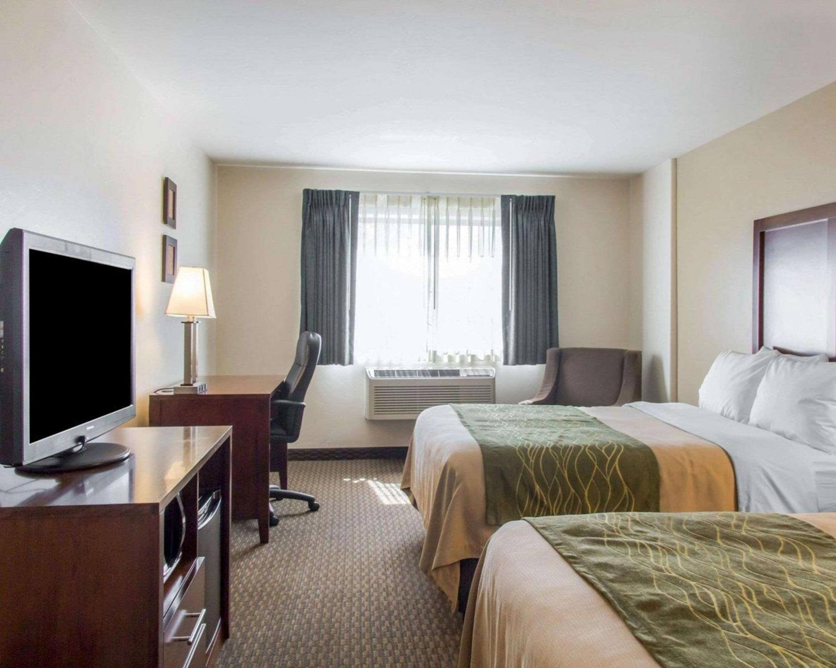 Queen Room with Two Queen Beds - Non-Smoking photo 3