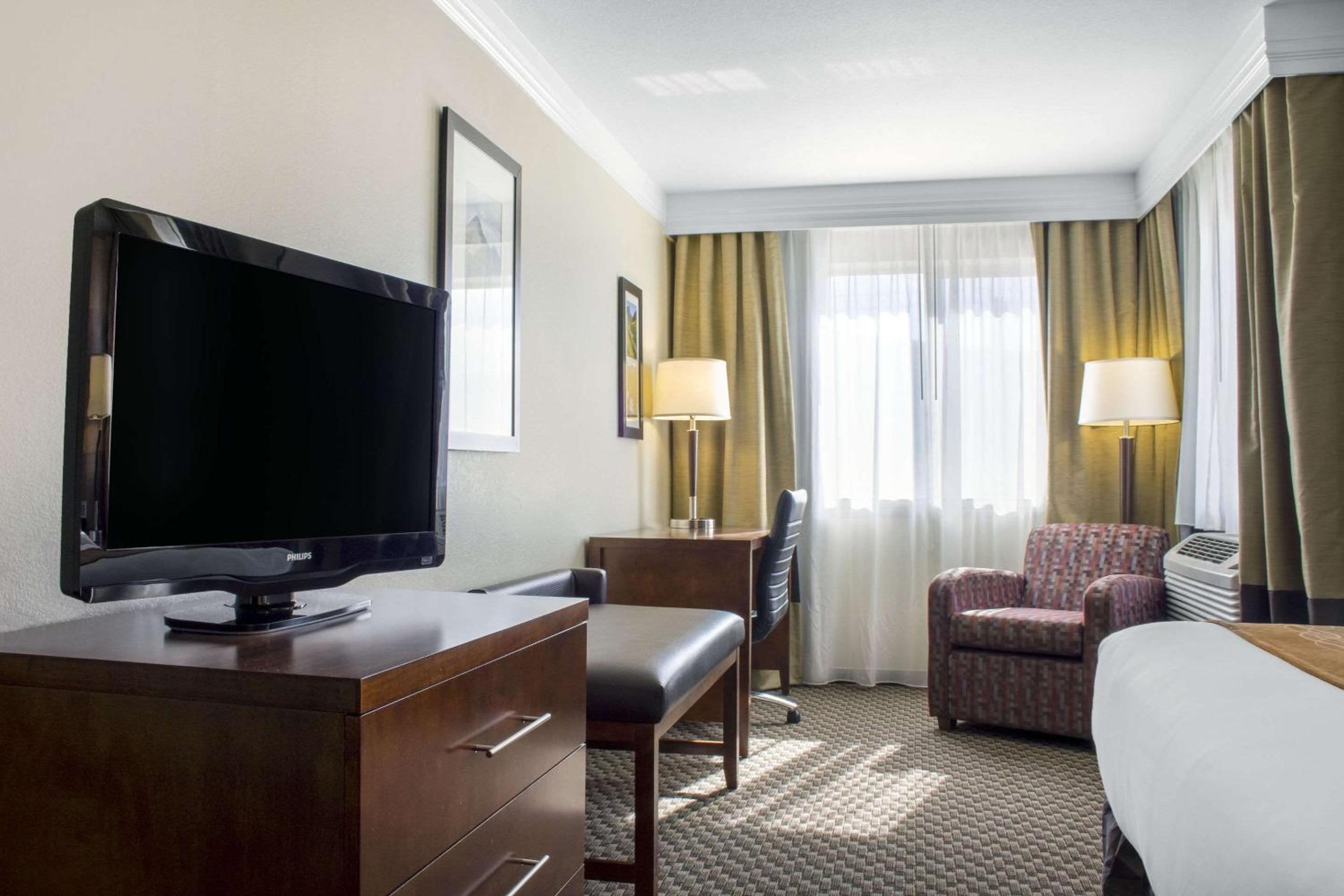 King Suite - Non-Smoking - Photo 2