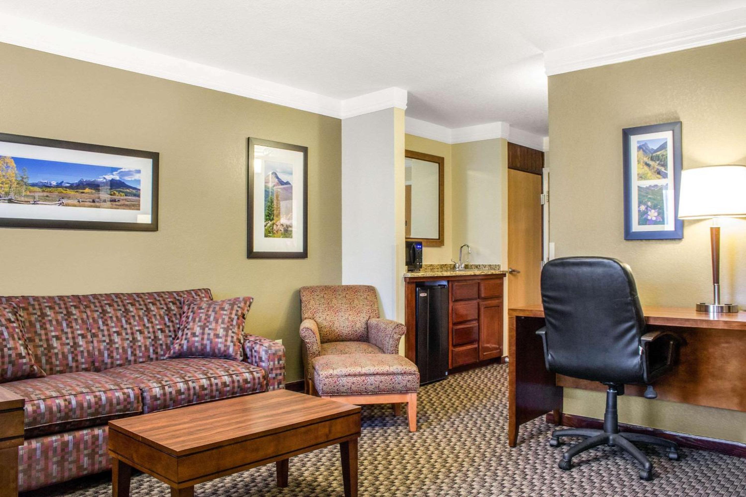 King Suite - Non-Smoking - Photo 6