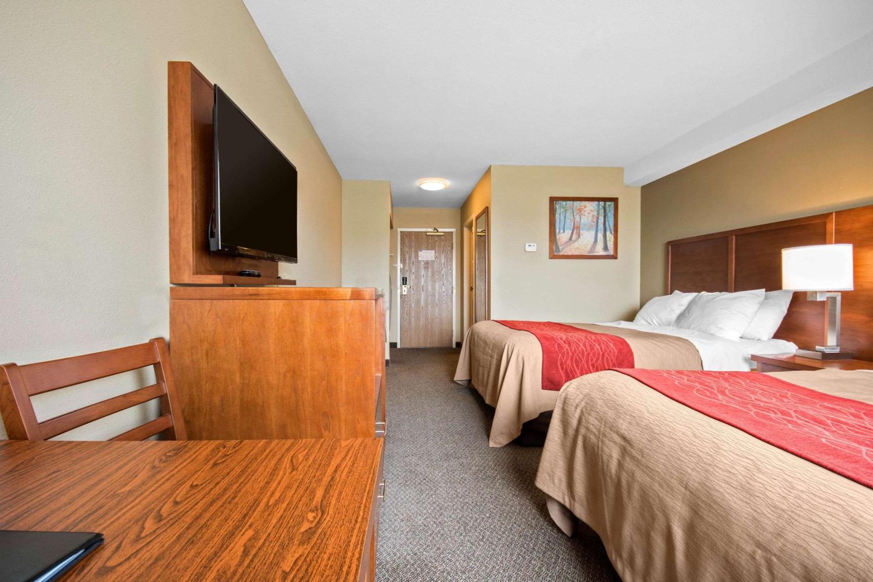 Queen Room with Two Queen Beds - Non-Smoking - Photo 2