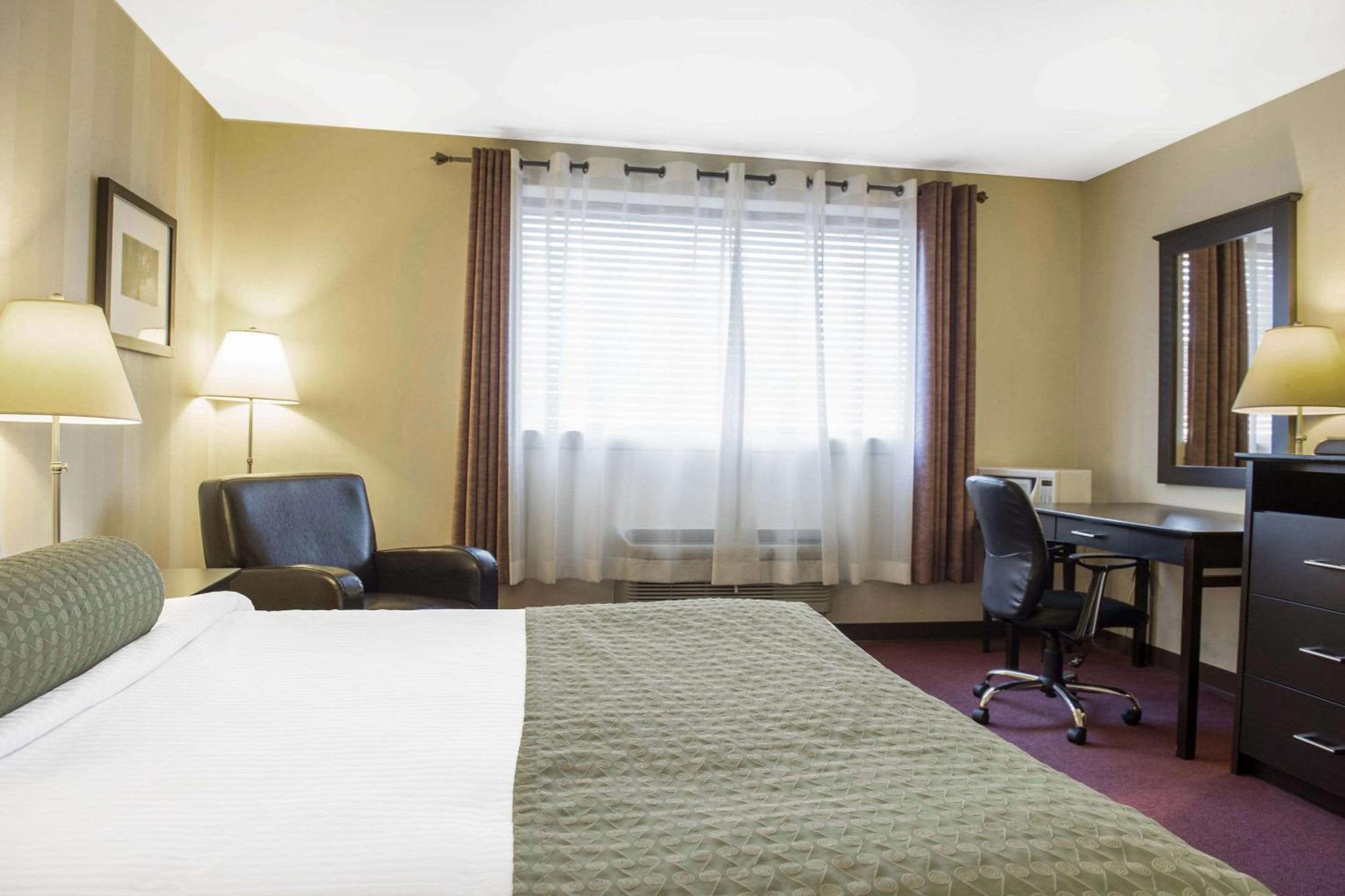 King Room - Non-Smoking - Photo 2