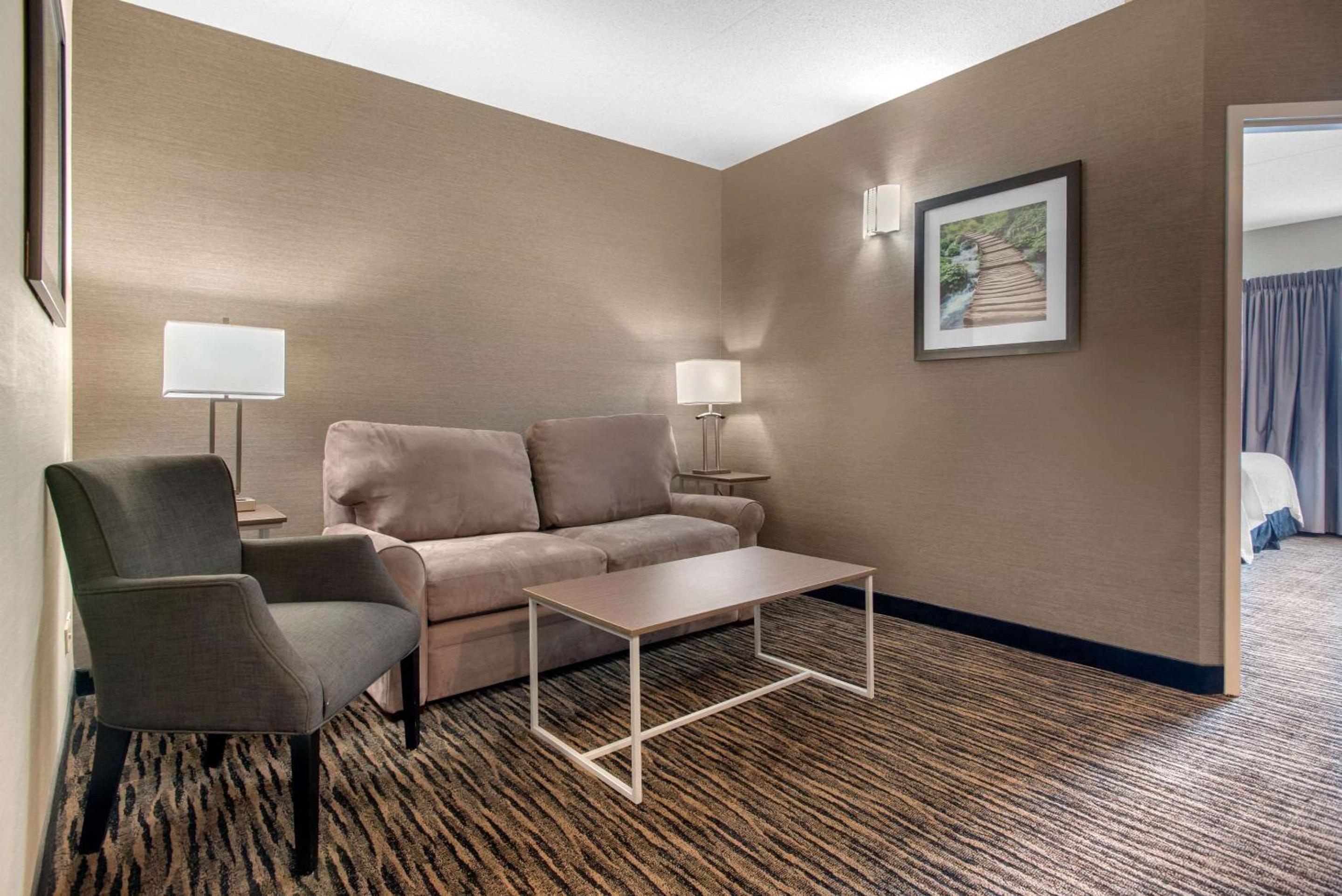 Queen Suite with Two Queen Beds and Sofa Bed - Non-Smoking - Photo 1