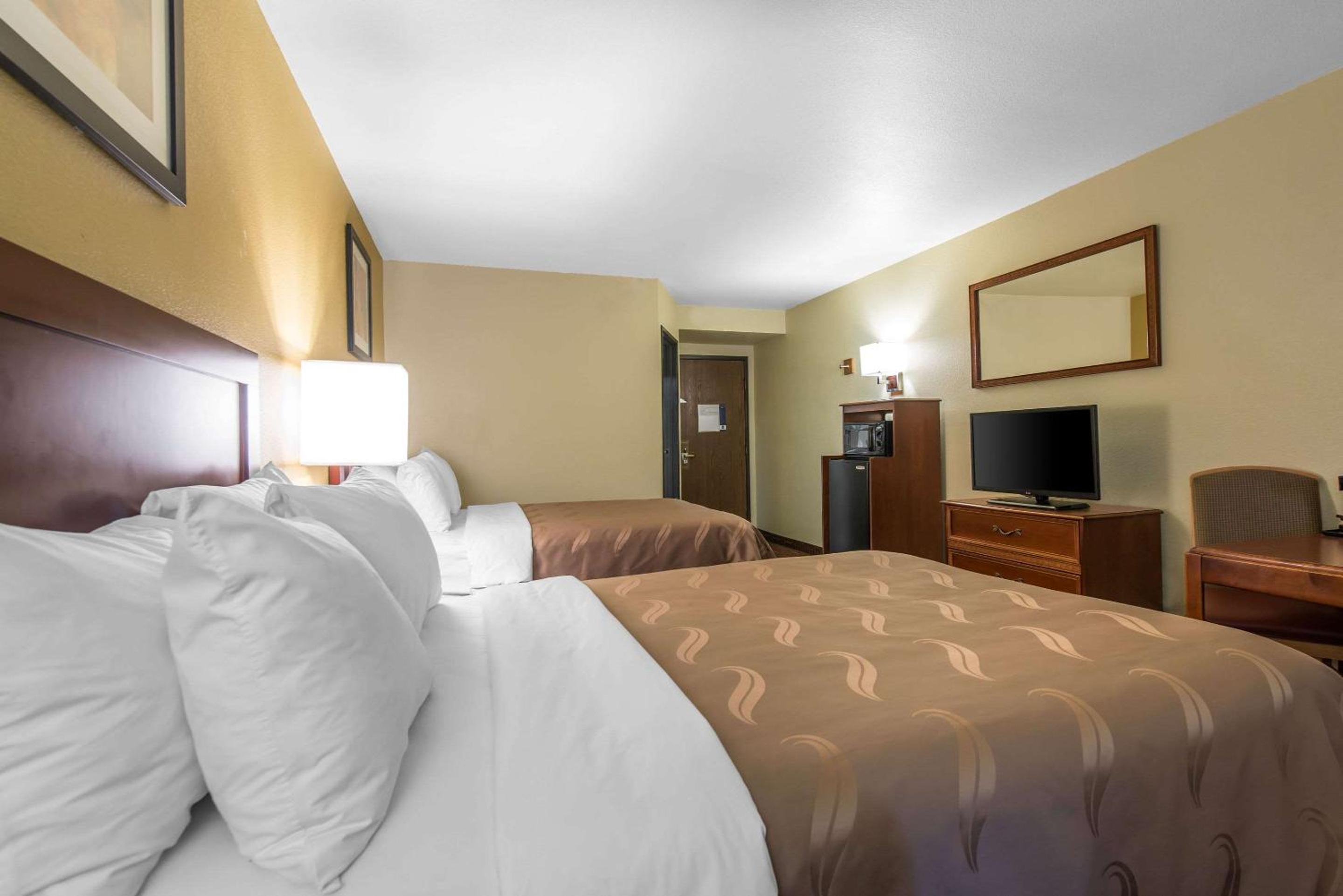 Queen Room with Two Queen Beds - Non-Smoking photo 3
