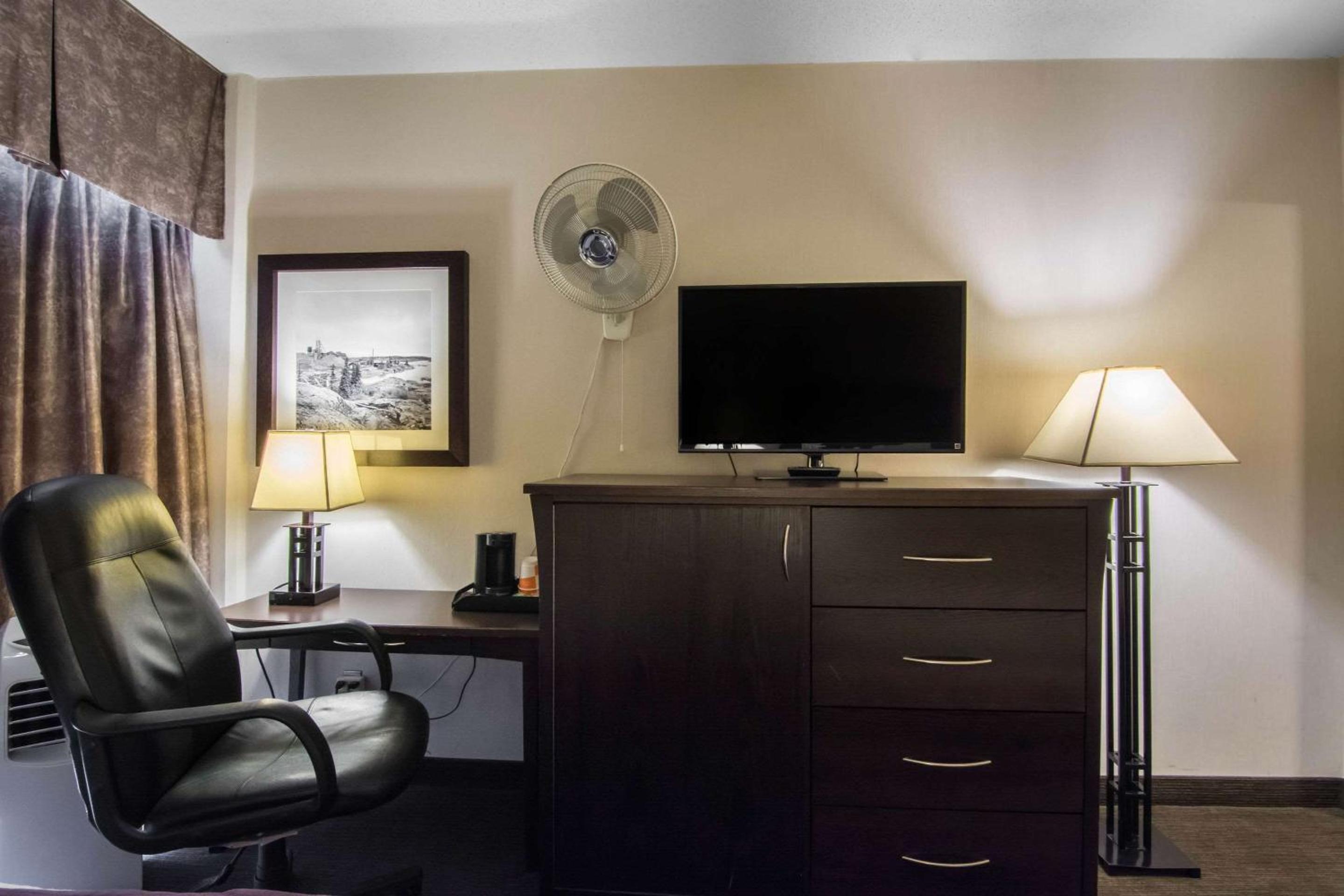 Queen Room - Non-Smoking - Photo 6