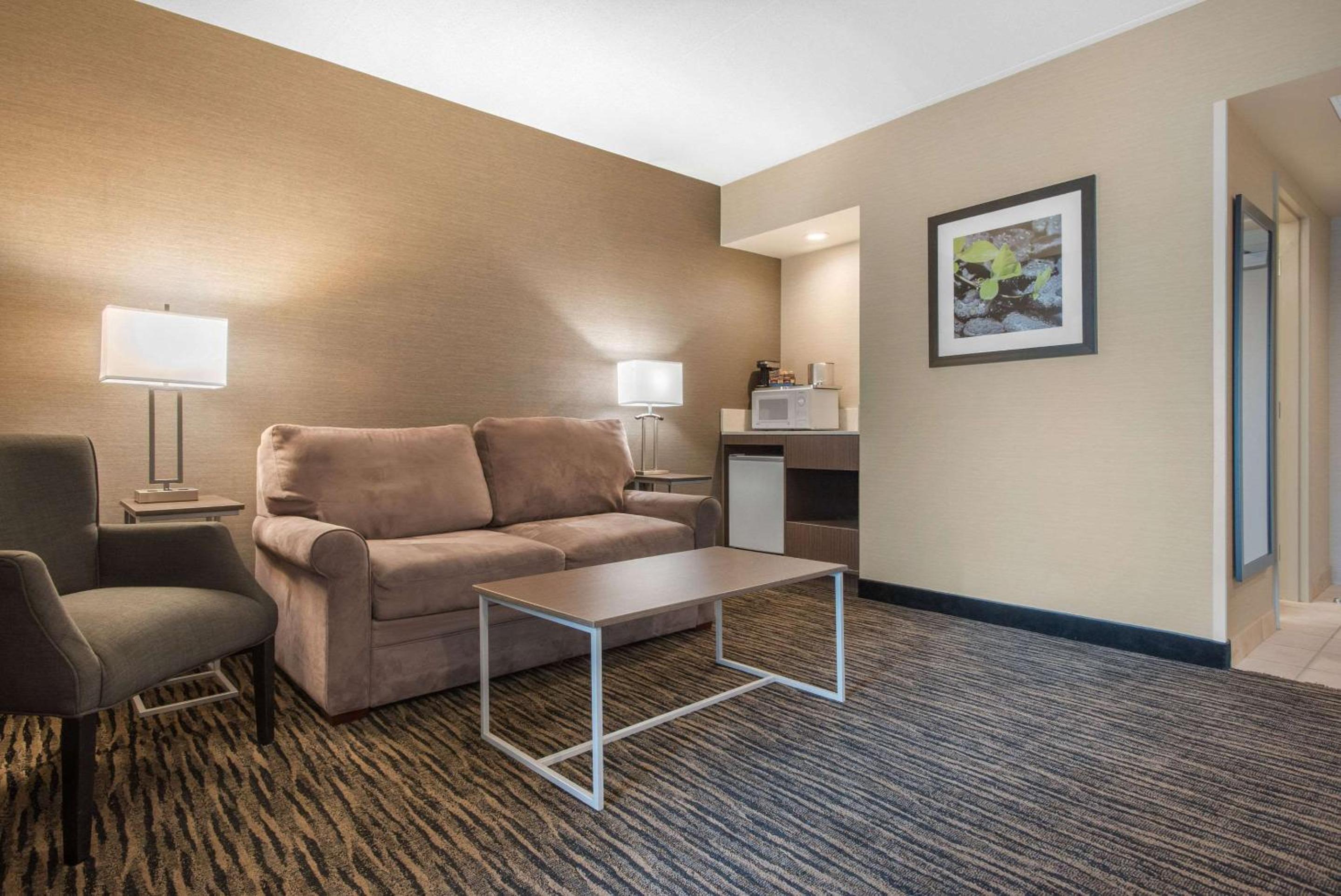 King Suite - Non-Smoking - Photo 3