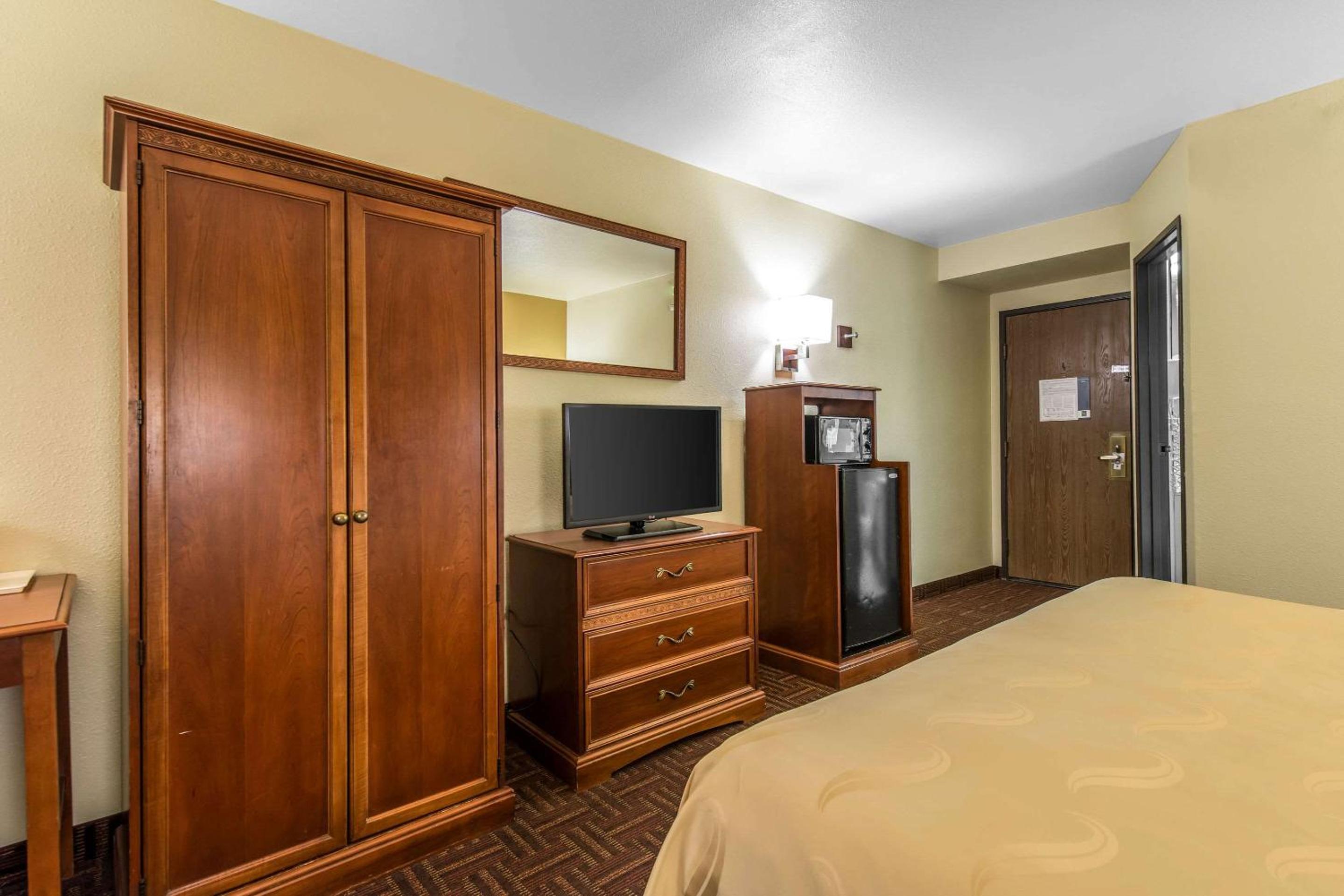 Large King Suite - Non Smoking photo 2
