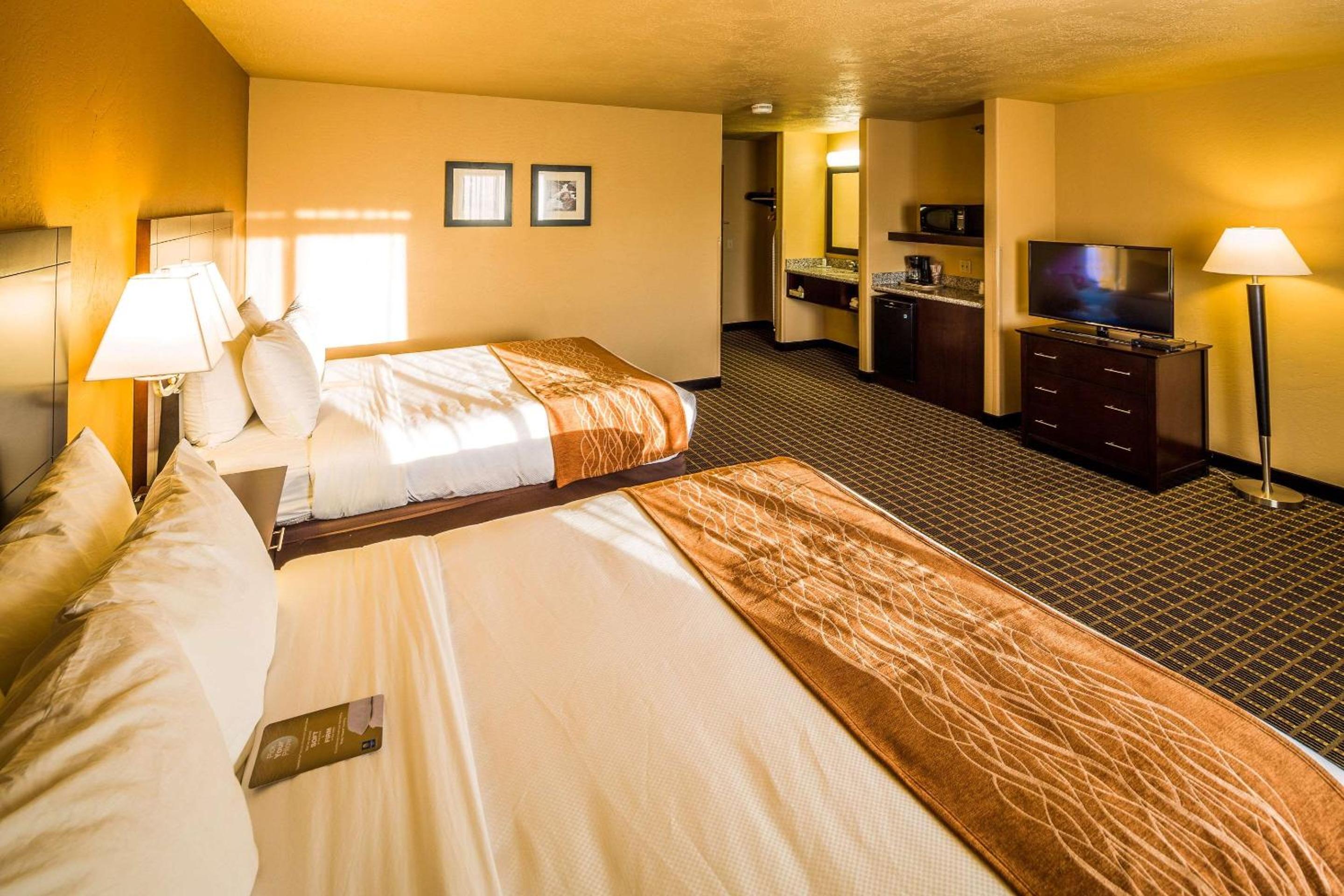 Queen Room with Two Queen Beds - Non-Smoking - Photo 1