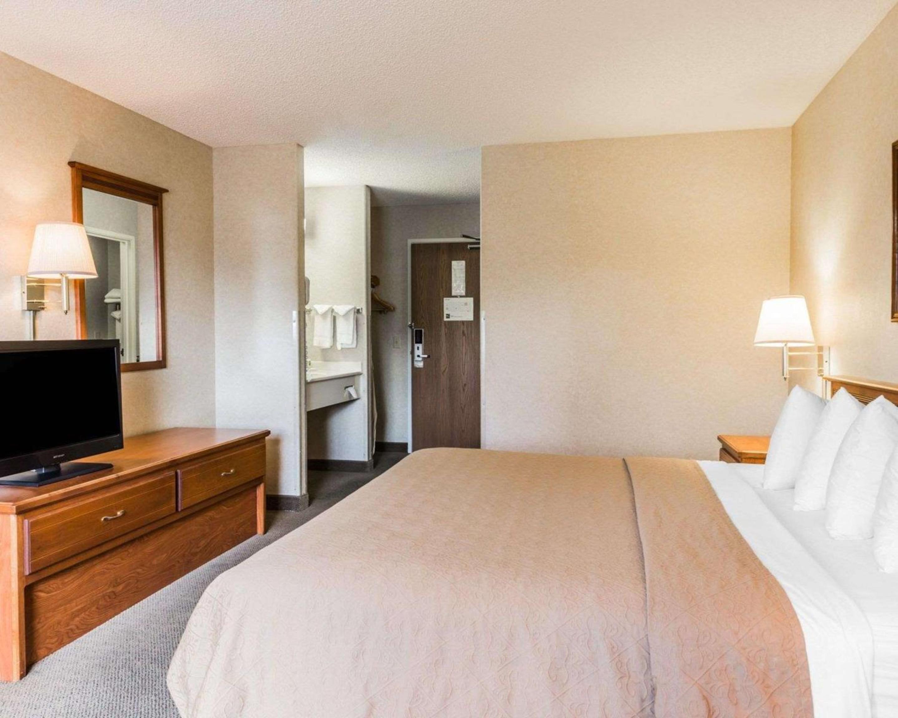 King Room - Non-Smoking - Photo 2
