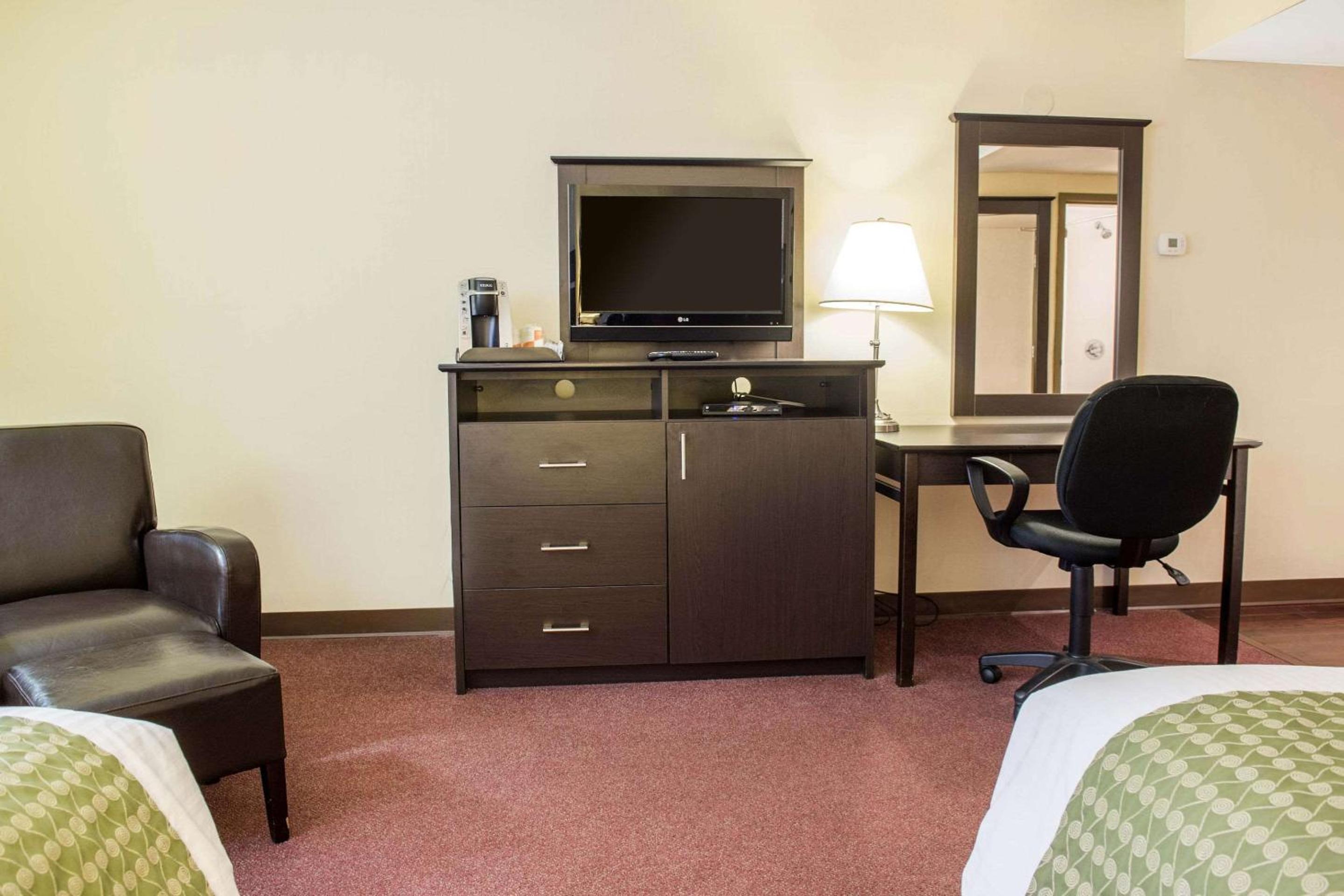 Queen Room with Two Queen Beds - Non-Smoking - Photo 6