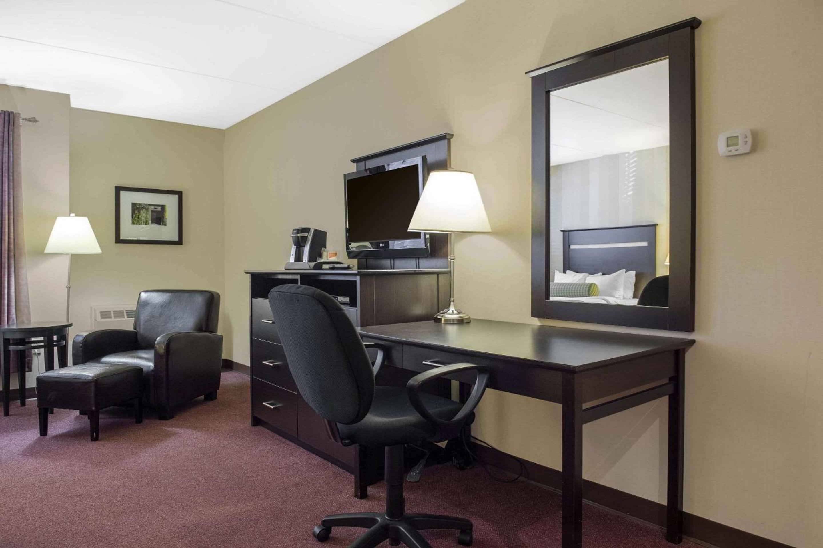 King Room - Non-Smoking - Photo 3
