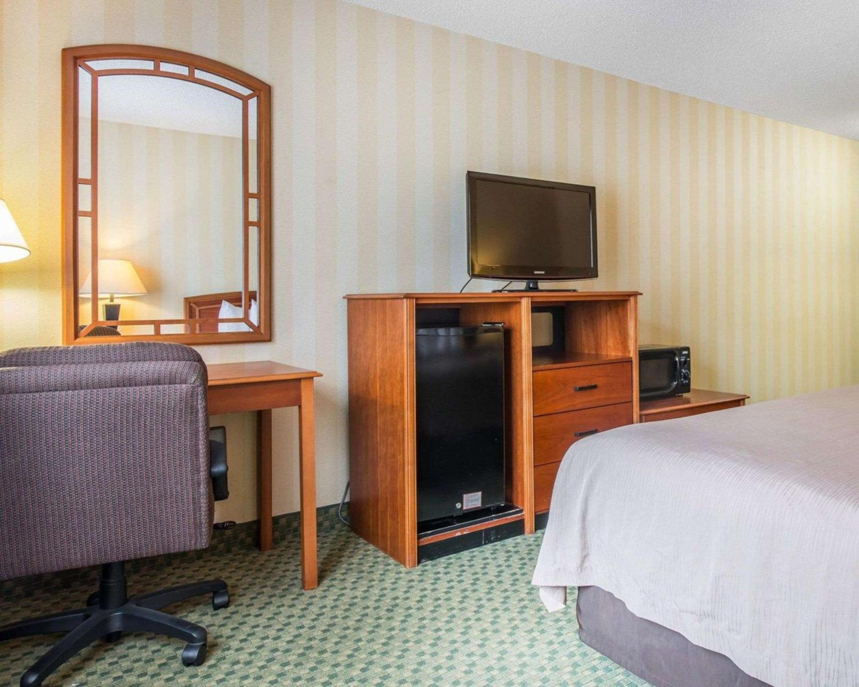 King Room - Non-Smoking - Photo 3