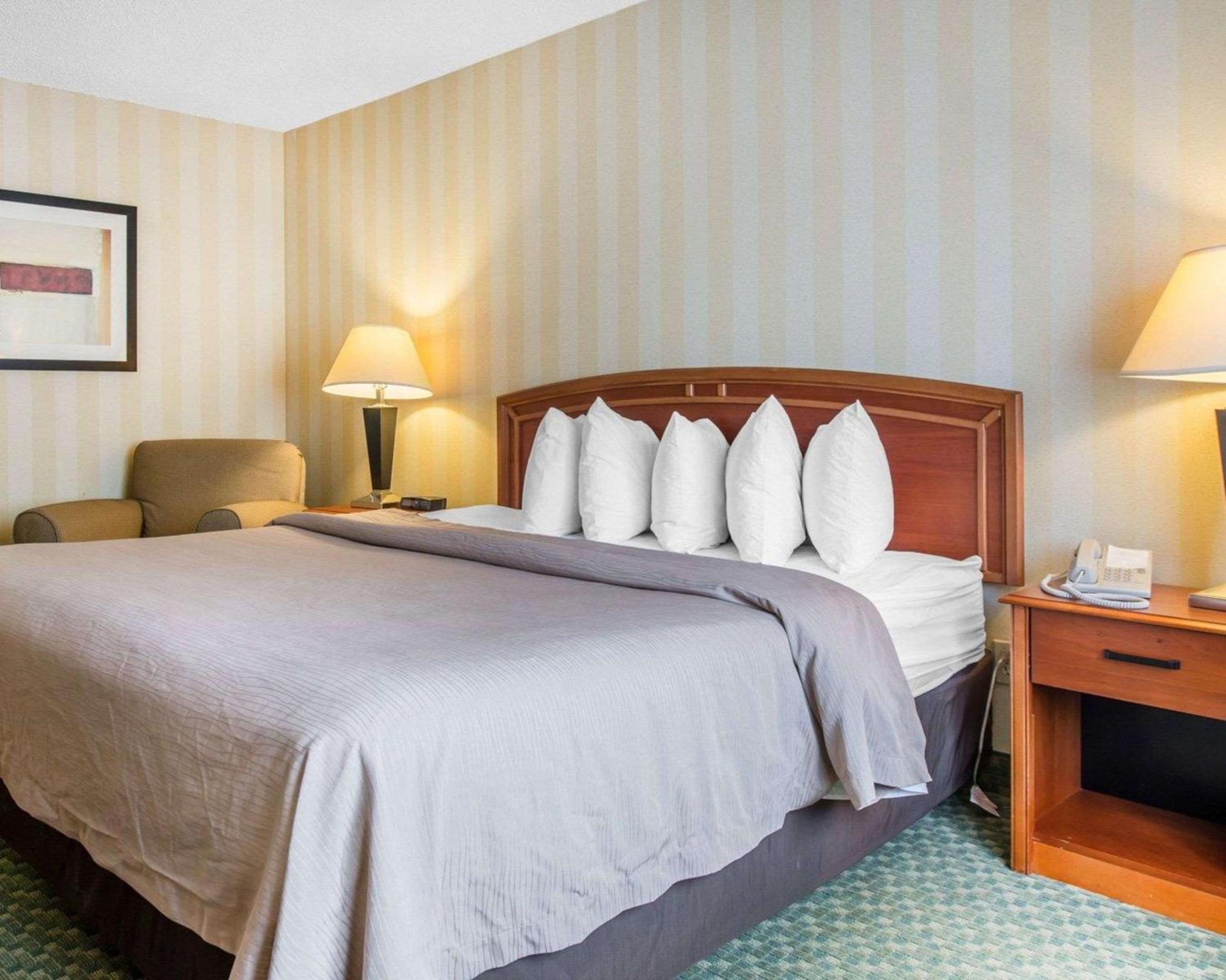 King Room - Non-Smoking - Photo 2
