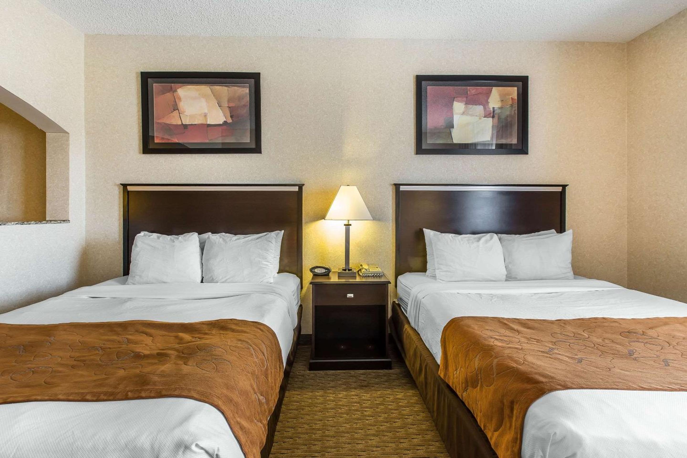 Queen Suite with Two Queen Beds - Non-Smoking photo 2