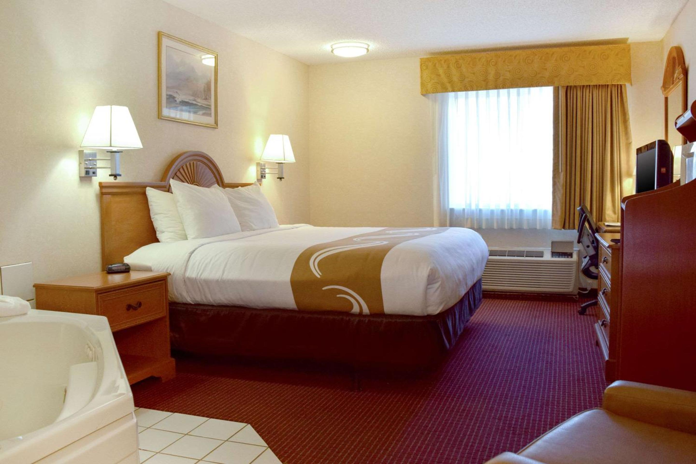 King Room - Non-Smoking - Photo 4