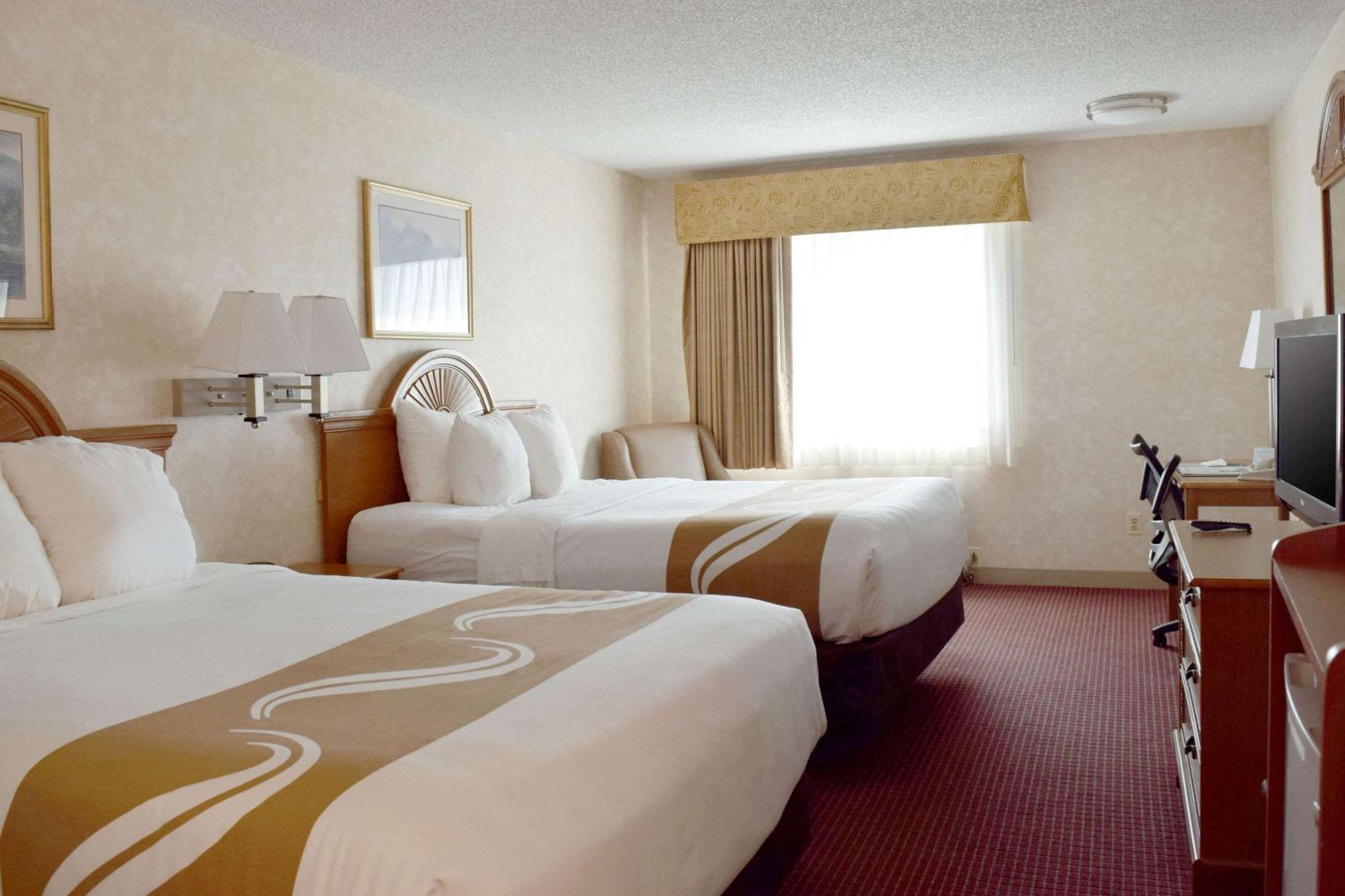 Queen Room with Two Queen Beds - Non-Smoking - Photo 2