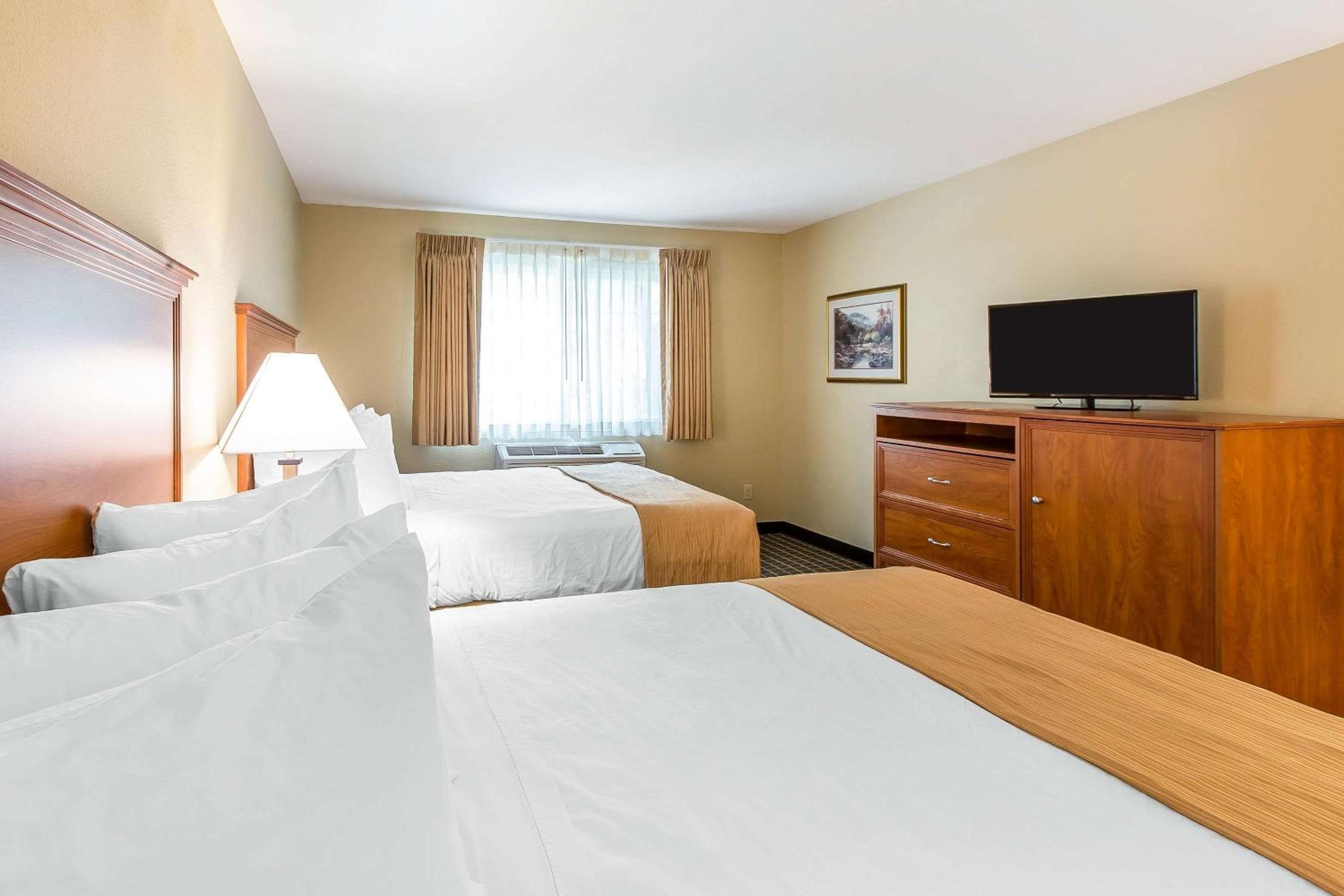 Deluxe Queen Room with Two Queen Beds - Non-Smoking - Photo 4