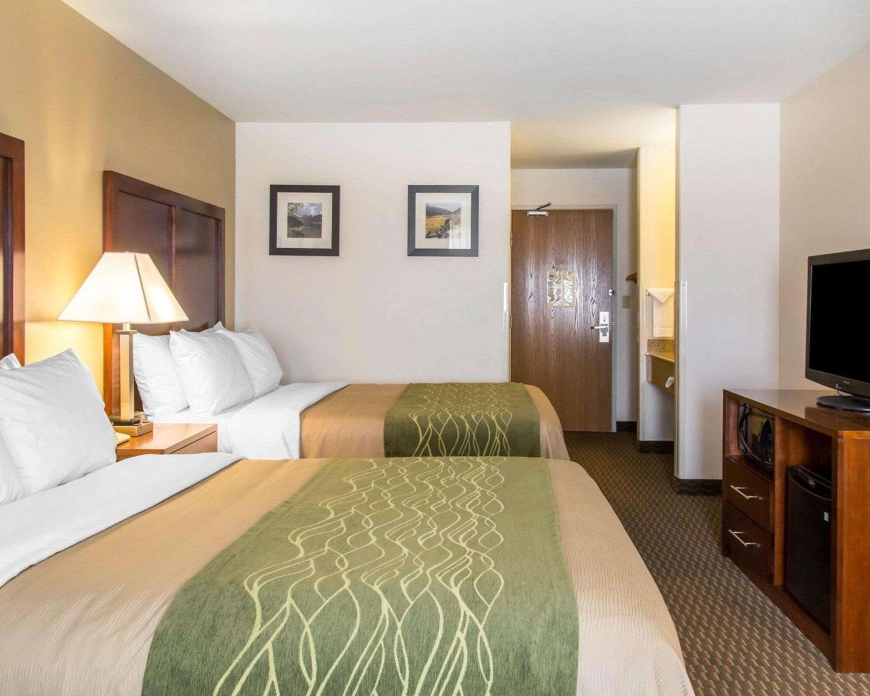 Queen Room with Two Queen Beds - Non-Smoking photo 2