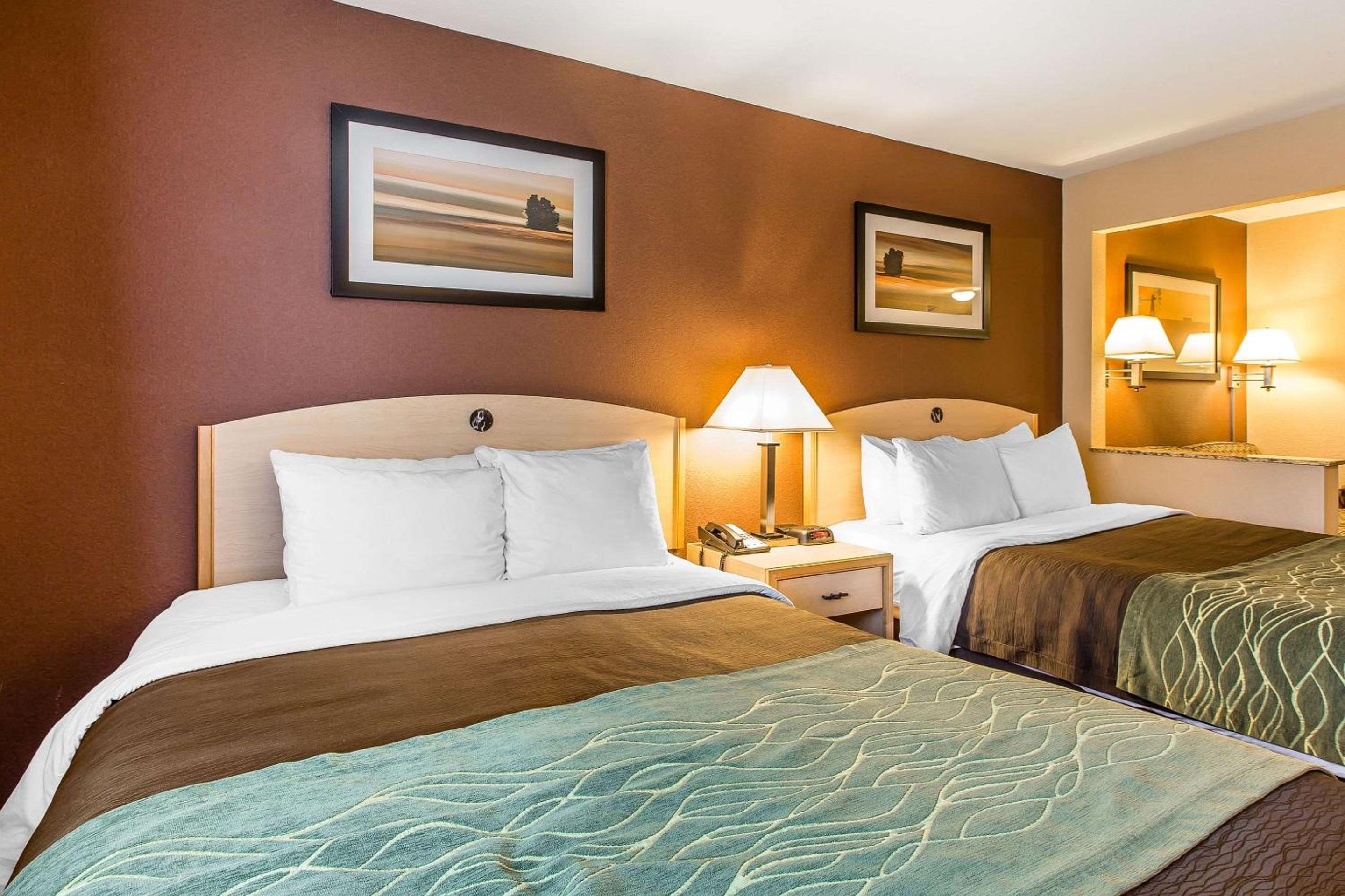 Queen Room with Two Queen Beds - Non-Smoking - Photo 2