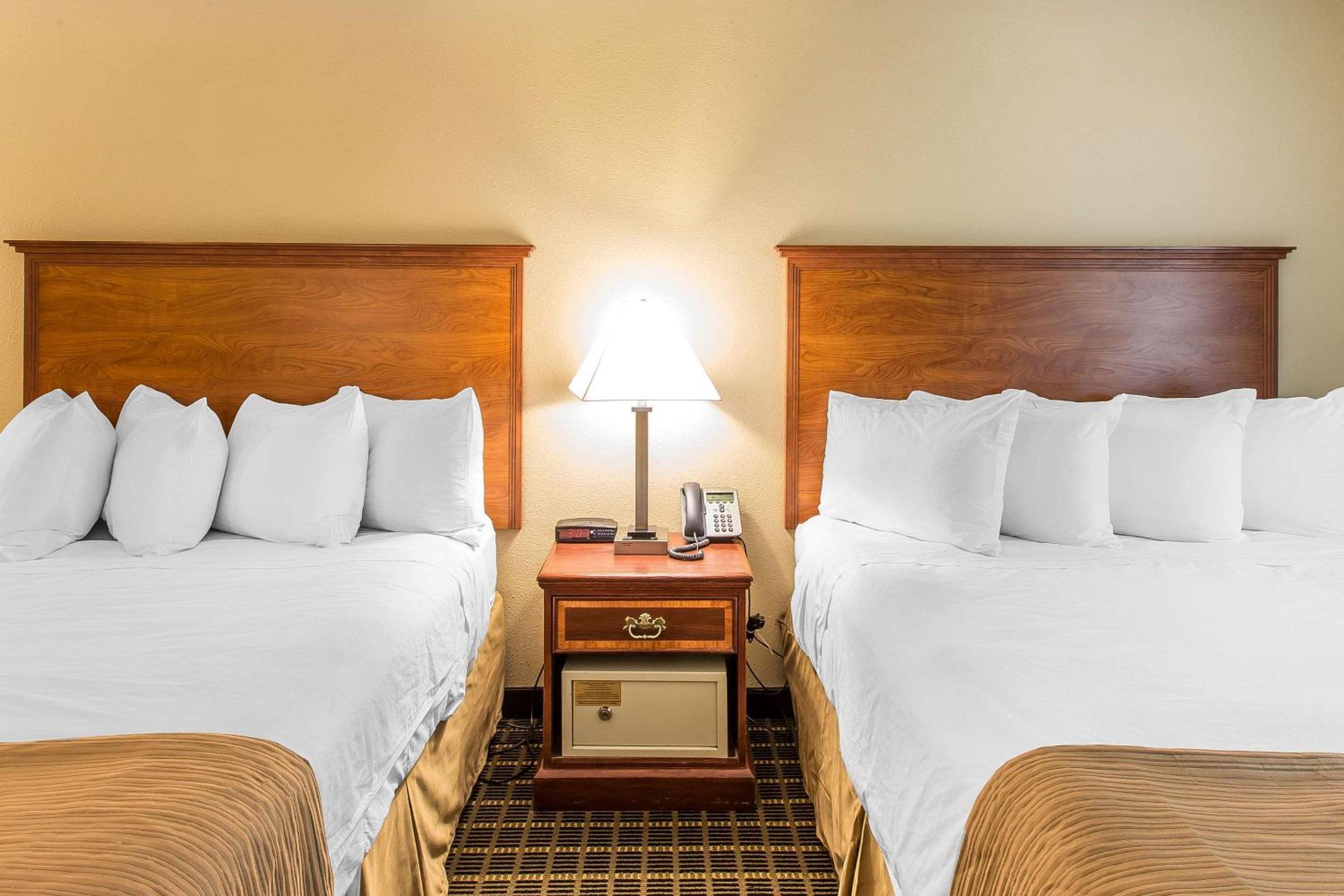 Deluxe Queen Room with Two Queen Beds - Non-Smoking - Photo 3