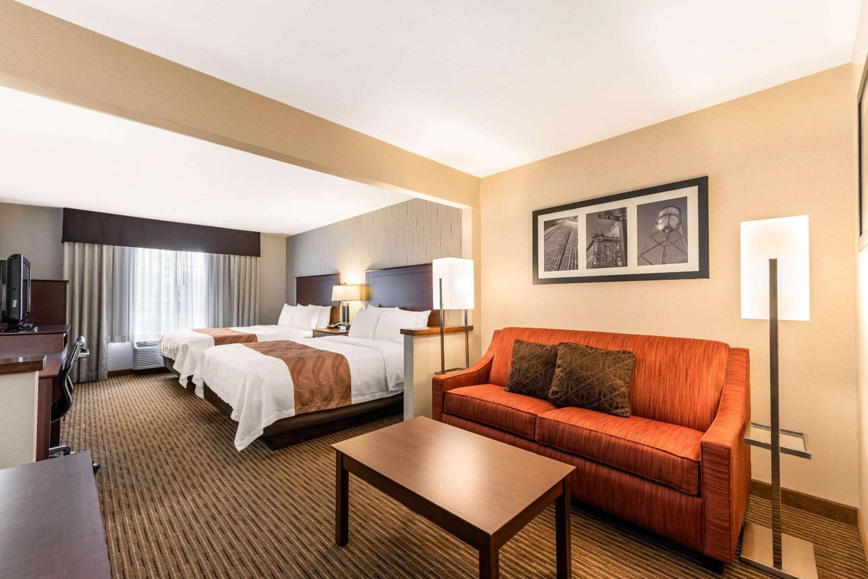 Queen Room with Two Queen Beds - Non-Smoking - Photo 6