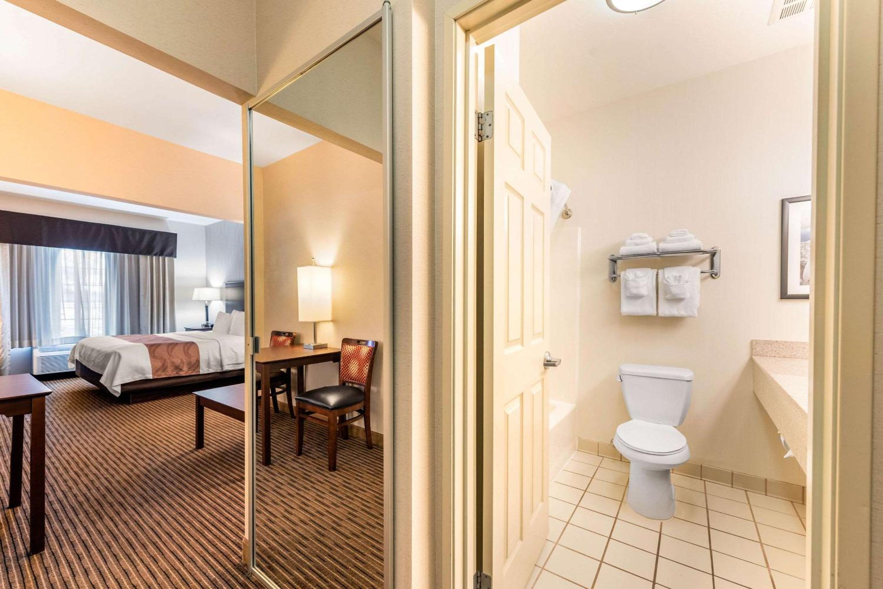 King Suite - Non-Smoking - Photo 2