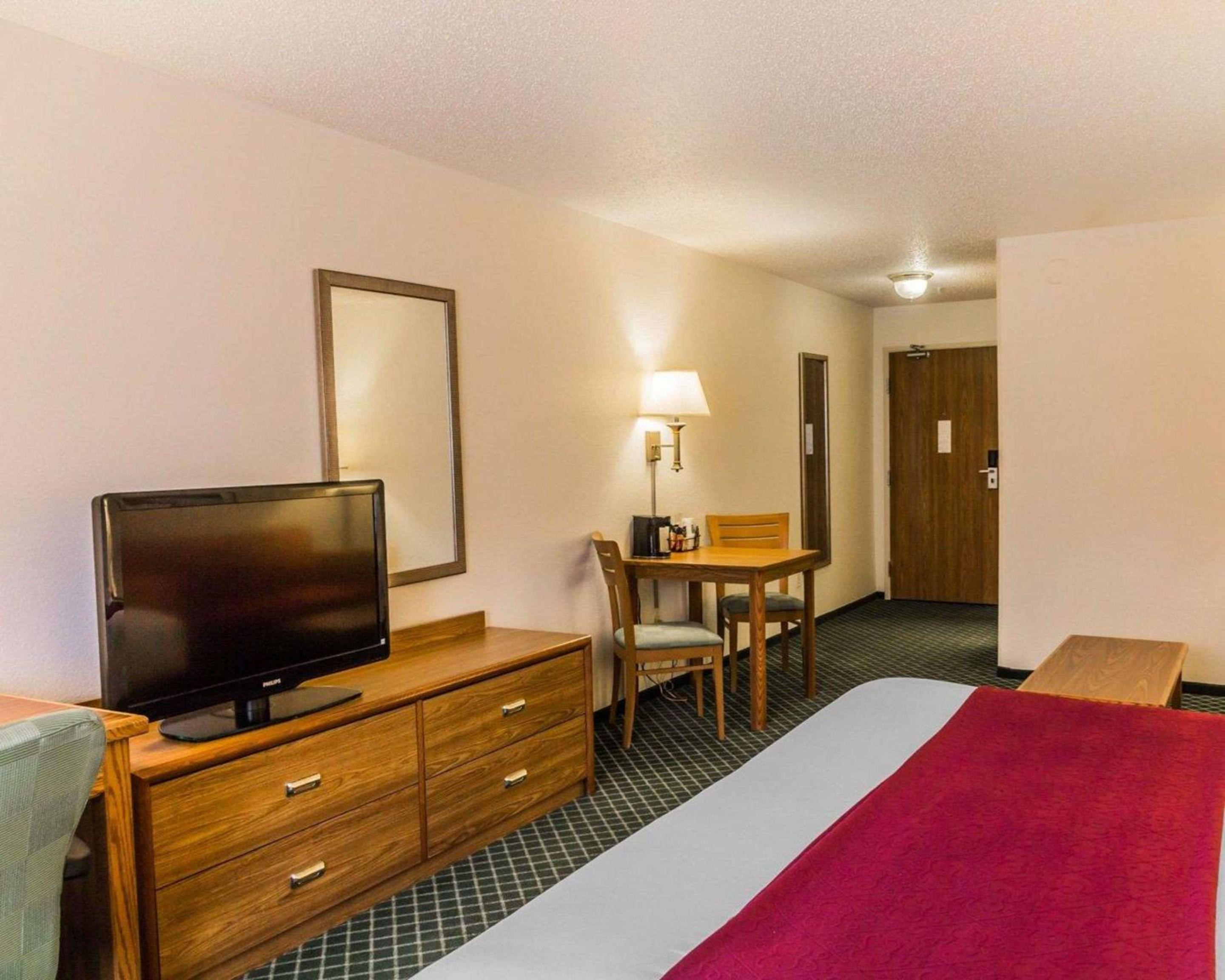 Deluxe King Room - Non-Smoking - Photo 2